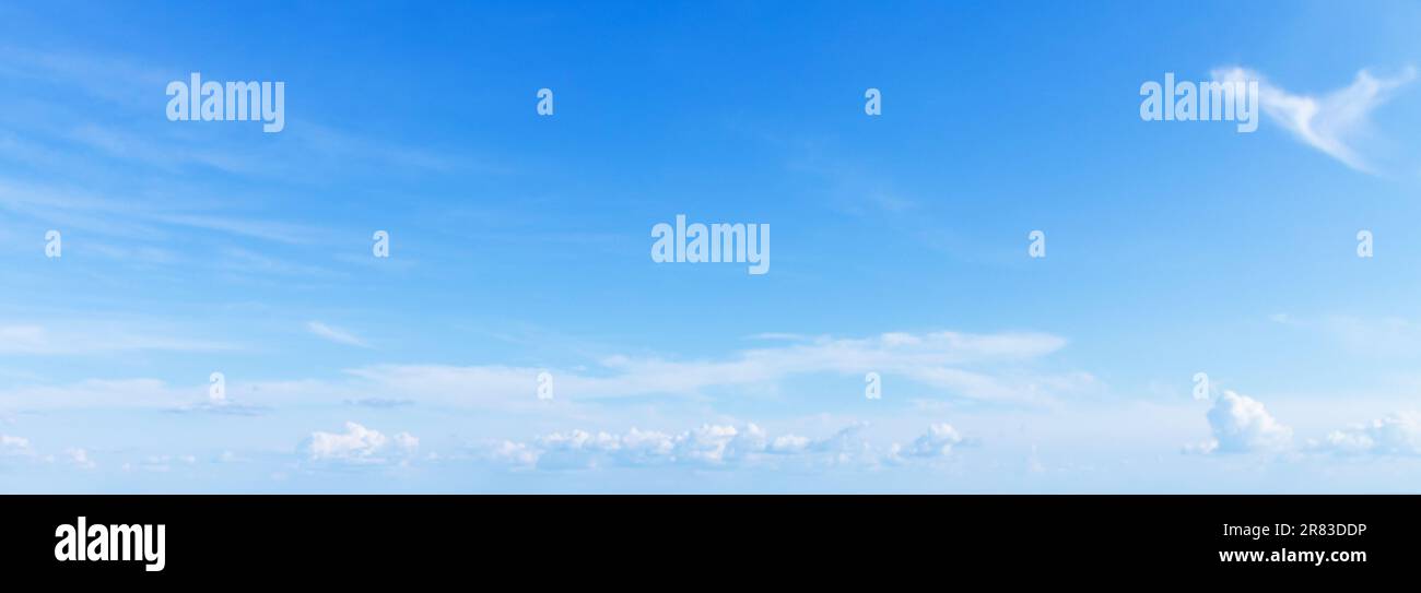 Blauer Himmelshintergrund mit weißen Wolken am Tag, natürliche Panoramaaufnahmen Stockfoto