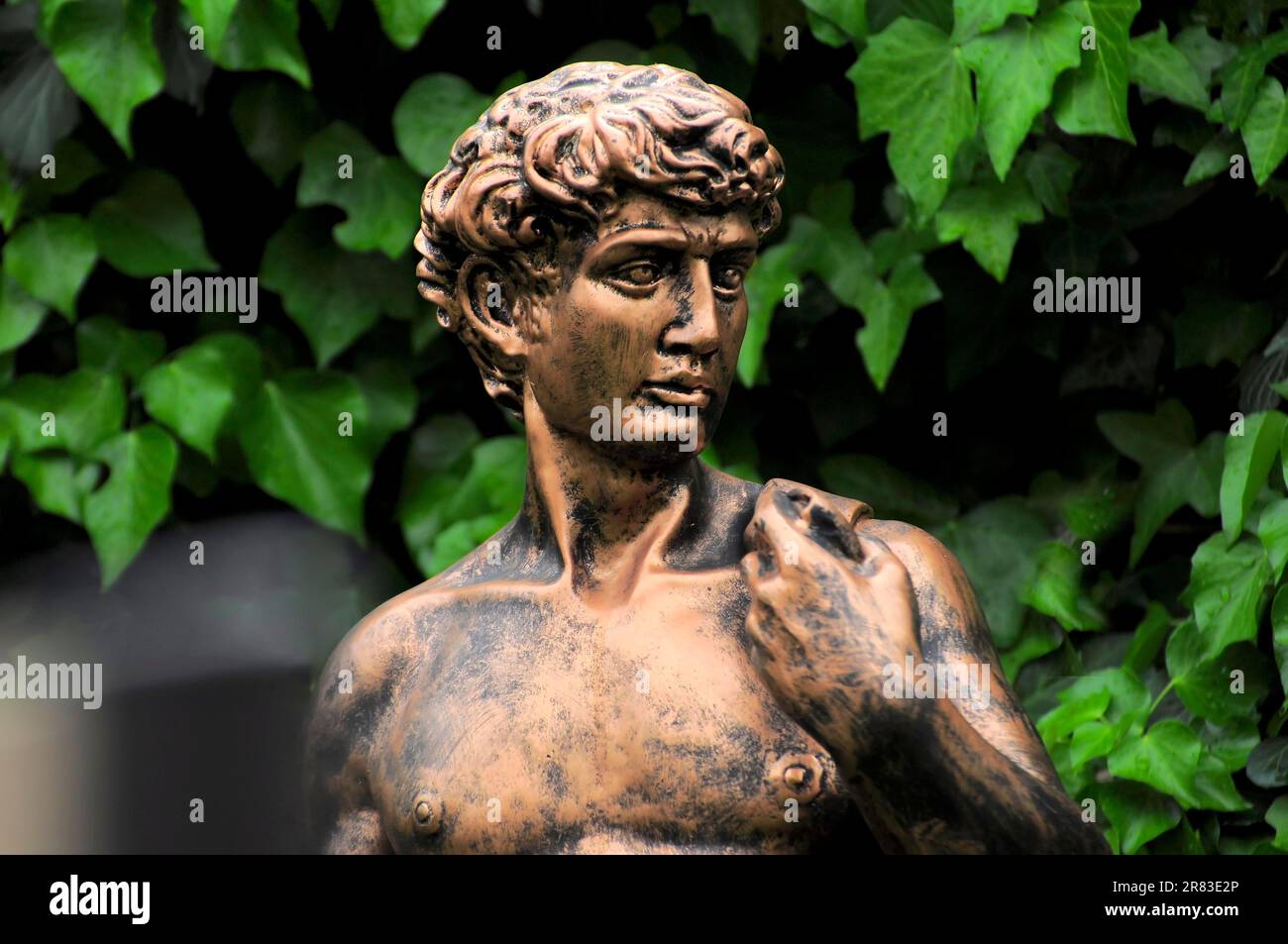 Adam-Figur im Garten, Rosengarten aus Bronze in Oberderdingen Stockfoto