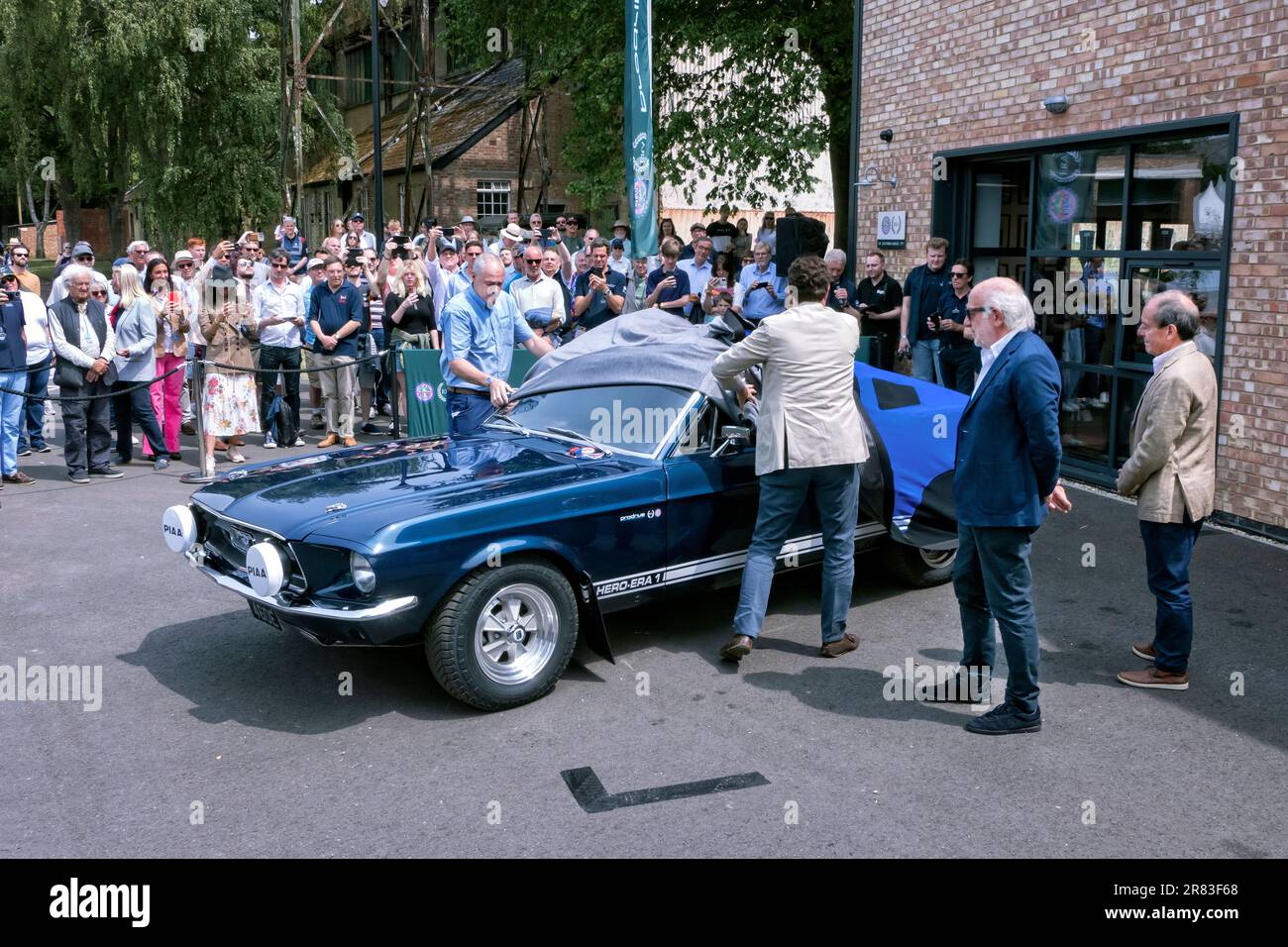 Enthüllung des 1967 Hero-ERA One Ford 1967 Ford Mustang Coupés beim Flywheel Event im Bicester Heritage 2023 Stockfoto