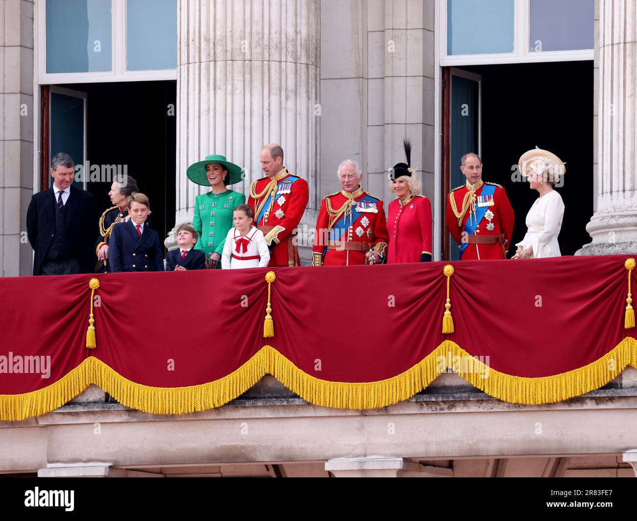 Die königliche Familie (von links), Vizeadmiral Timothy Laurence, Prinzessin Anne die Prinzessin Royal, Prinz George, Prinz Louie, Catherine die Prinzessin von Wales, Prinzessin Charlotte, Prinz William der Prinz von Wales, König Karl III., Königin Camilla, Prinz Edward der Herzog von Edinburgh, Und Sophie, die Herzogin von Edinburgh, im Trooping der Farbe. Trooping the Colour ist traditionell der offizielle Geburtstag des Sovereign und 1.400 Soldaten, 200 Pferde und 400 Musiker Parade für König Karl III., wobei die Veranstaltung mit einer RAF-Flosse endet, während die königliche Familie vom Balkon in Buc aus zusieht Stockfoto