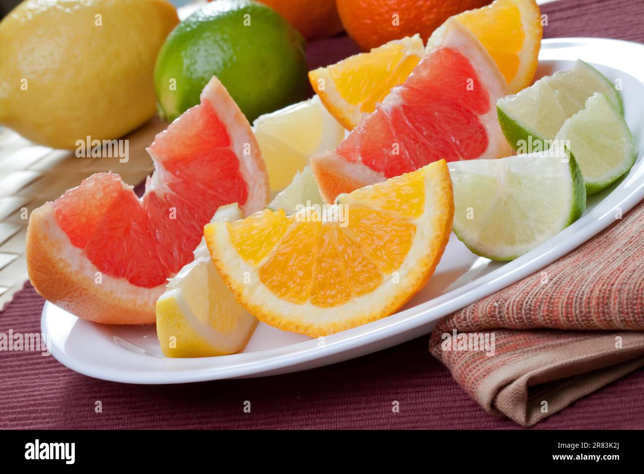 Anordnung von Zitronen-, Limetten-, Mandarinen-, Orangen- und Grapefruitfrüchten Stockfoto