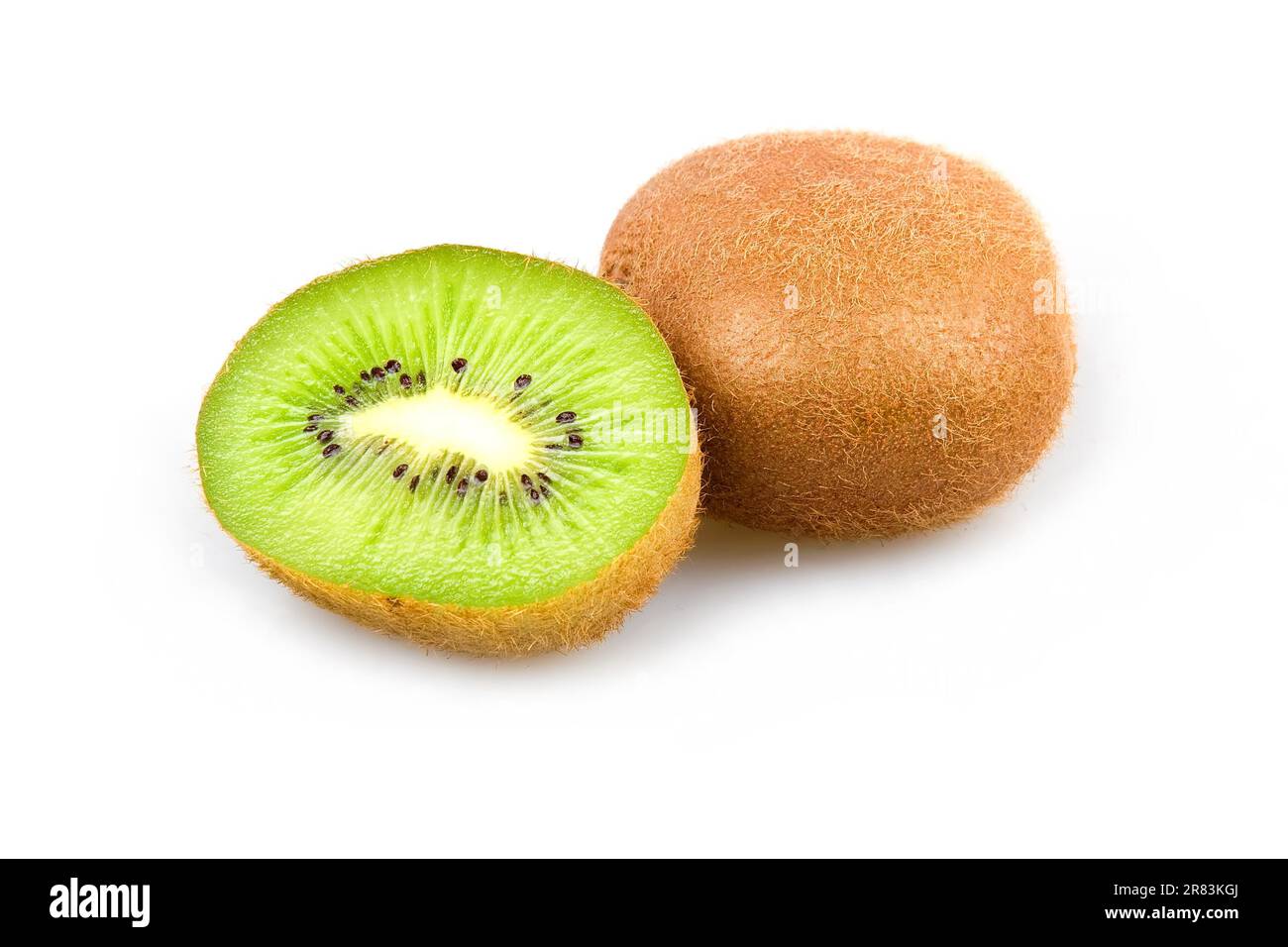 Reife Kiwis in Scheiben, isoliert auf weißem Hintergrund Stockfoto