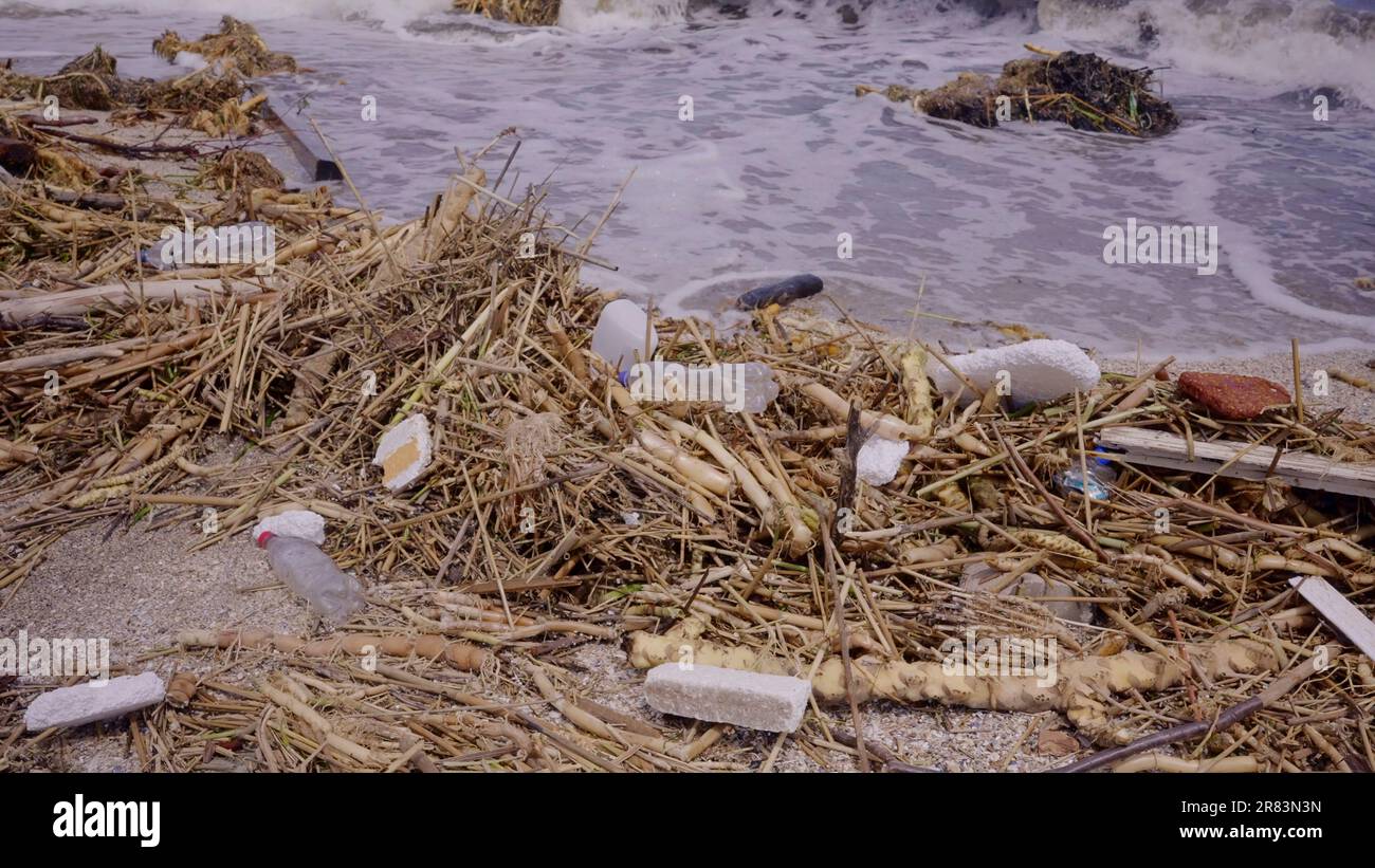 Plastik und andere treibende Trümmer haben die Schwarzmeerstrände in Odessa, Ukraine, erreicht. Umweltkatastrophe durch die Explosion von Kakhovka Hydroel Stockfoto