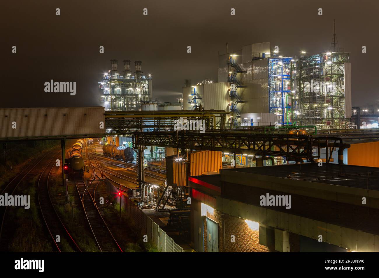 Industrie in der Nacht in Deutschland Stockfoto