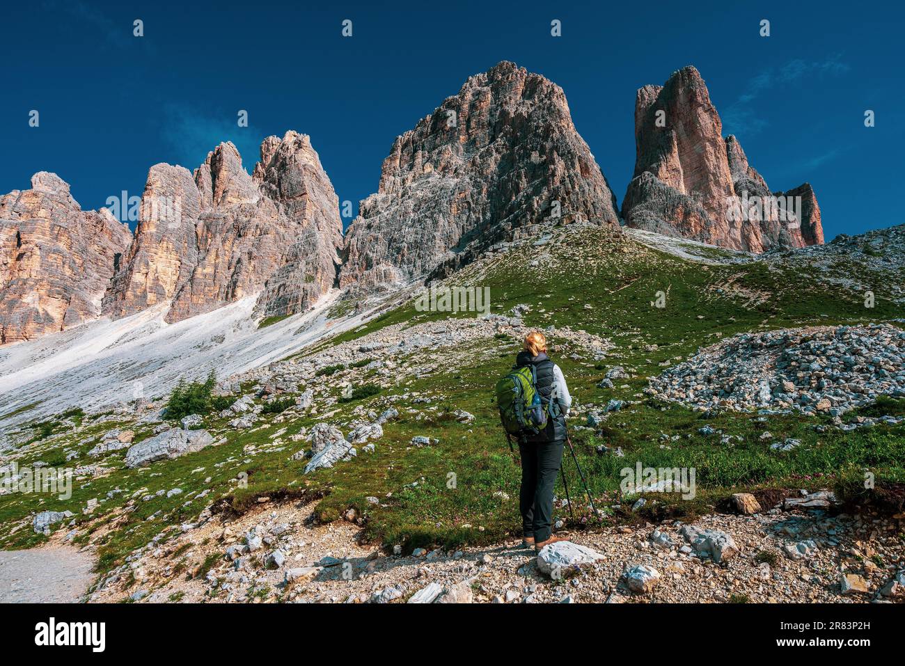 Rucksacktourist auf Wanderwegen in den Dolomiten, Italien. Blick auf die Three Peaks Stockfoto