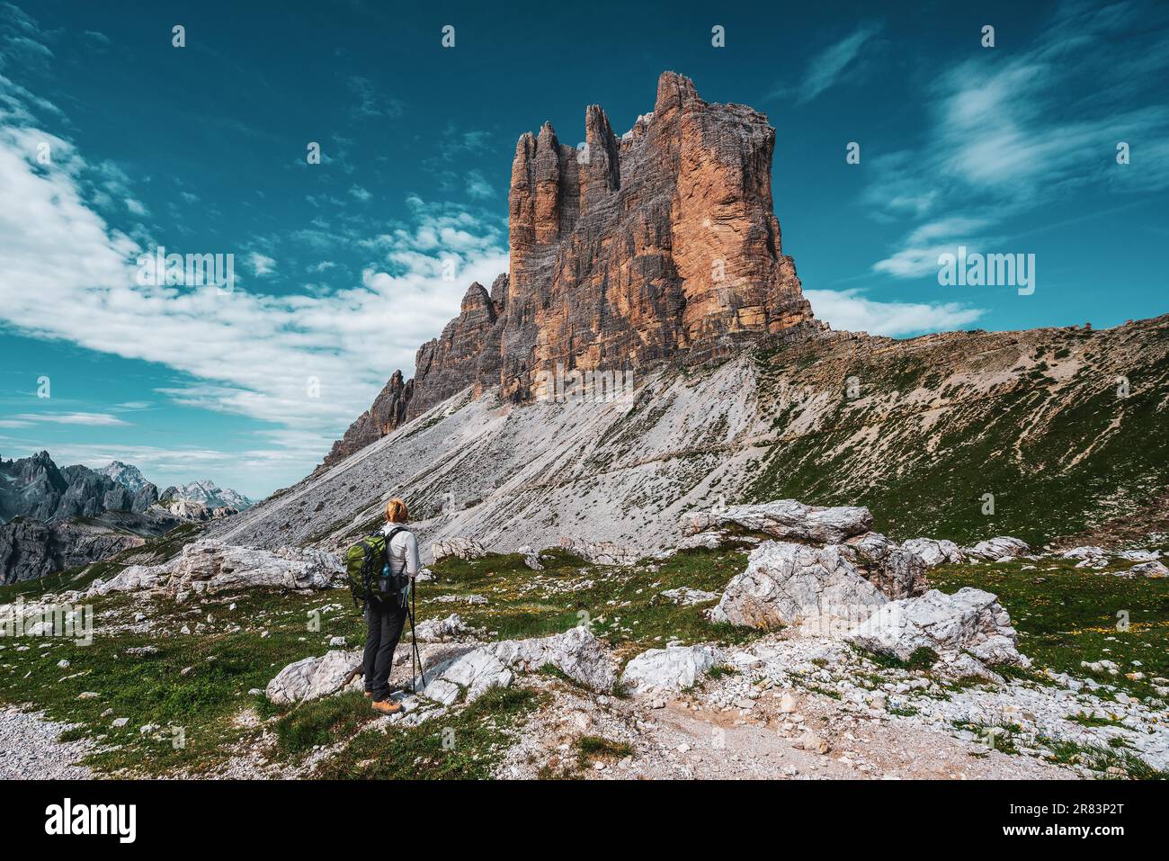 Rucksacktourist auf Wanderwegen in den Dolomiten, Italien. Blick auf die Three Peaks Stockfoto