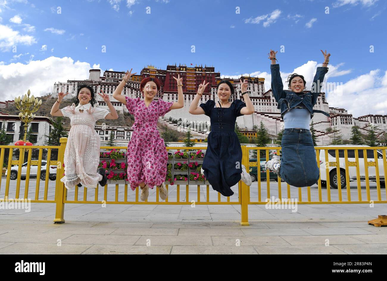 (230619) -- LHASA, 19. Juni 2023 (Xinhua) -- Menschen posieren für ein Foto auf dem Platz des Potala Palastes in Lhasa, Hauptstadt der Autonomen Region Tibet im Südwesten Chinas, 16. Juni 2023. Seit dem 7. Jahrhundert entstand die Stadt Lhasa allmählich im Herzen des Plateaus, eingebettet in das Tal des Flusses Lhasa - ein Nebenfluss des Yarlung Tsangpo Flusses. Die reiche Geschichte der Stadt erstreckt sich über Jahrhunderte und zeichnet sich durch Schichten von kulturellem Erbe aus, wodurch eine unverwechselbare Plateaukultur gefördert wird, die Vielfalt und Inklusivität umfasst. Diese bemerkenswerte Plateaukultur ist ein Beispiel für die Dauerhaftigkeit Stockfoto