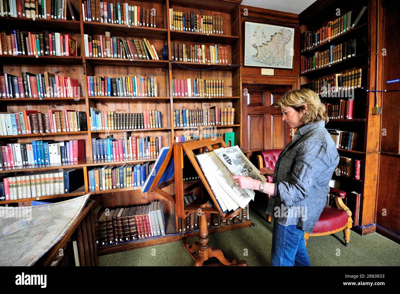 Besucher, De Beauvoir Library, St. Peter Port, Kanalinseln, Guernsey Stockfoto