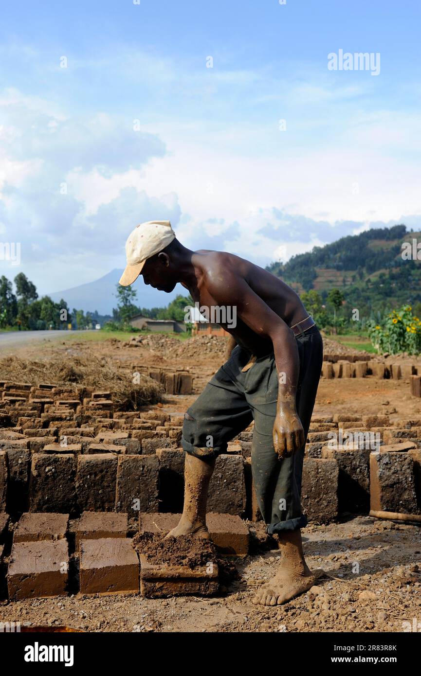 Ein Mann, der Schlammziegel macht, um ein Haus zu bauen, Ruanda Stockfoto