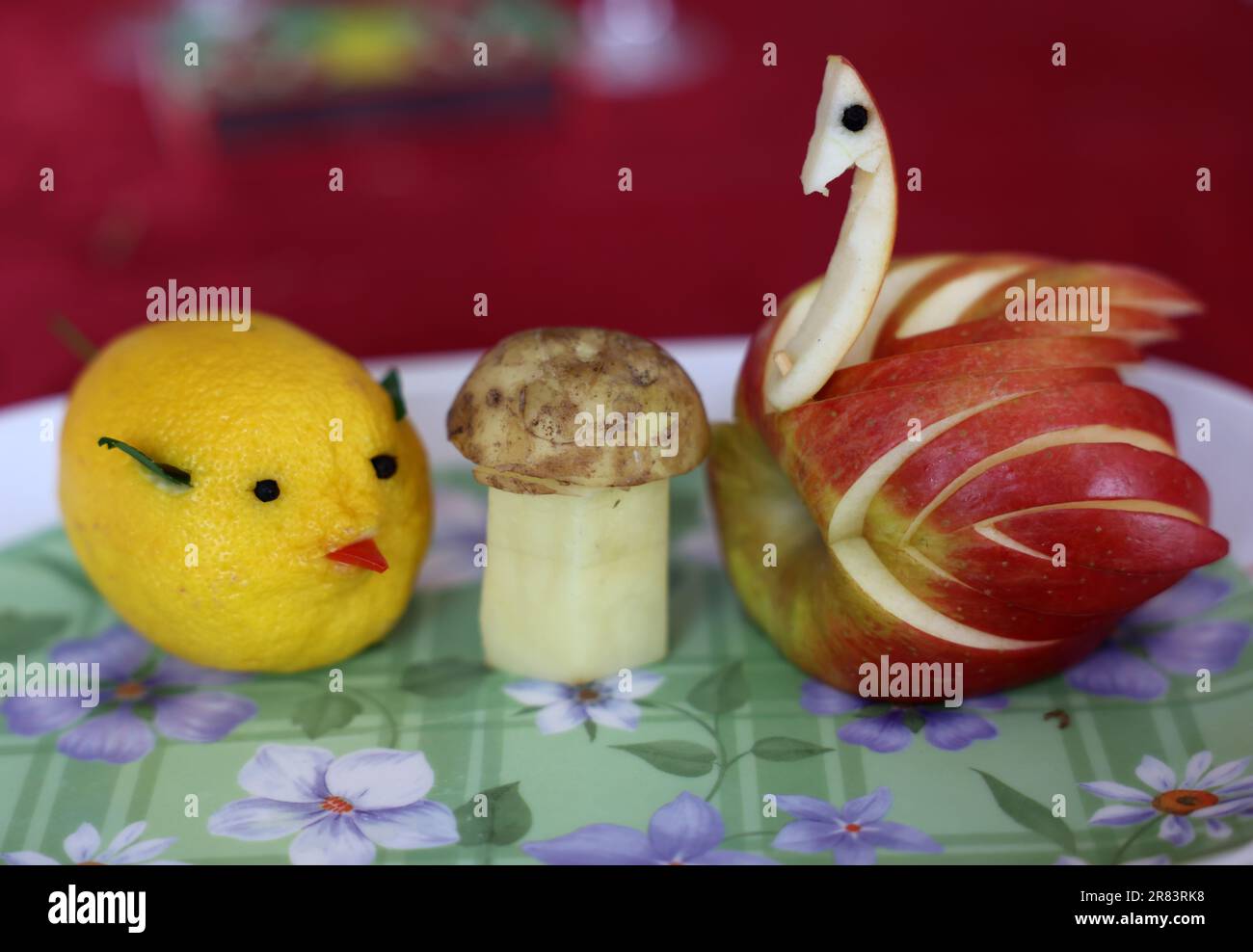 Tierförmige Dekorationen aus Obst und Gemüse Stockfoto