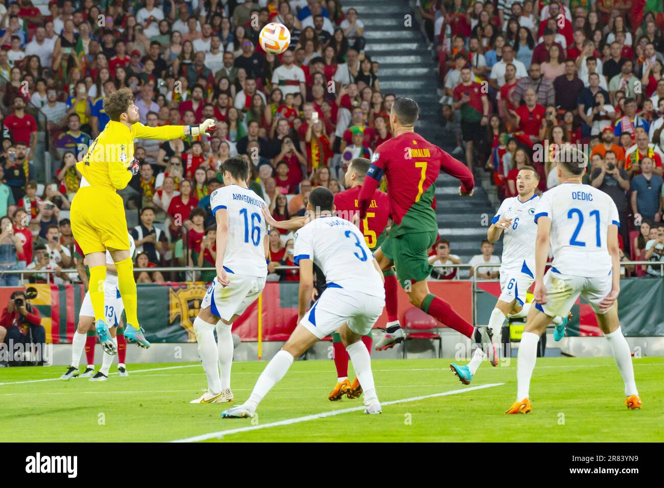 Ibrahim Sehic aus Bosnien und Herzegowina schlägt den Ball während der ...