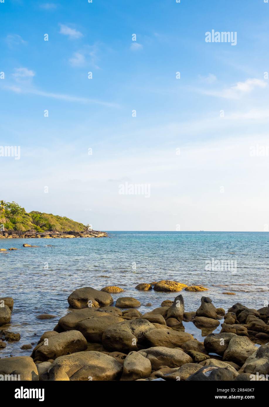 Ruhige Strandszene mit blauem Meerwasser, Ozean und offenem Himmel, Felsgruppe in der Nähe des Küstenstrands, Küstenlandschaft, Küste, Insel, Sommerurlaub Stockfoto