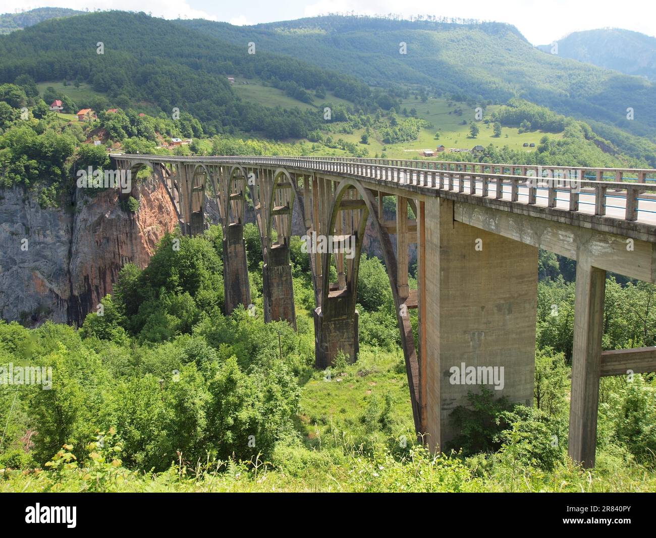 Die Durdevica Tara Brücke erstreckt sich über den Canyon der Tara in Montenegro Stockfoto