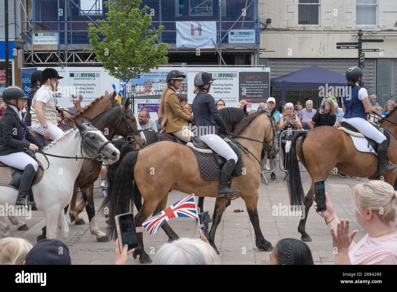 Pferde und Reiter auf der Main Street in Dumfries im Rahmen des GUID Nychburris 2023 Events. Stockfoto