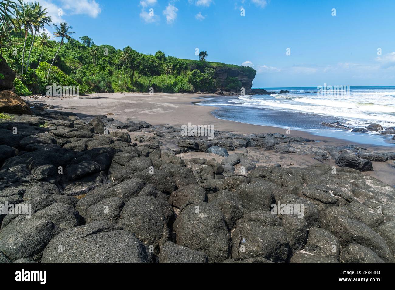 Soka Beach, tropischer Strand mit wunderschönem schwarzen Sand in Bali. Stockfoto