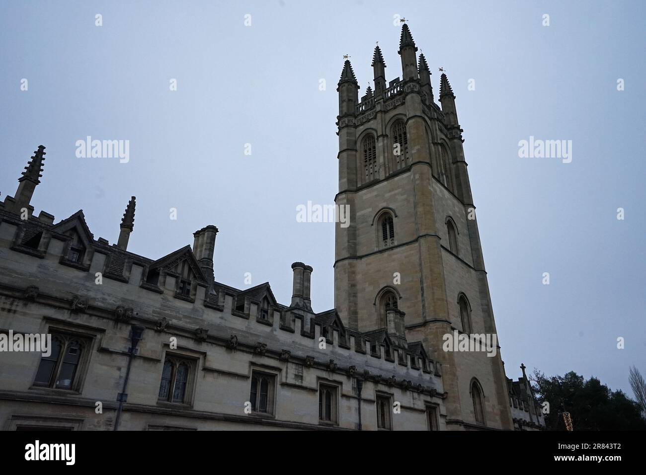 Außenarchitektur und europäisches Design des Oxford-Gebäudes und der Straße - England, Großbritannien Stockfoto