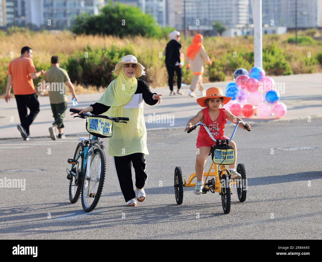Beirut, Libanon. 18. Juni 2023. Eine Mutter bringt ihrem Mädchen am Meer in Beirut, Libanon, Fahrrad fahren bei, 18. Juni 2023. Kredit: Liu Zongya/Xinhua/Alamy Live News Stockfoto