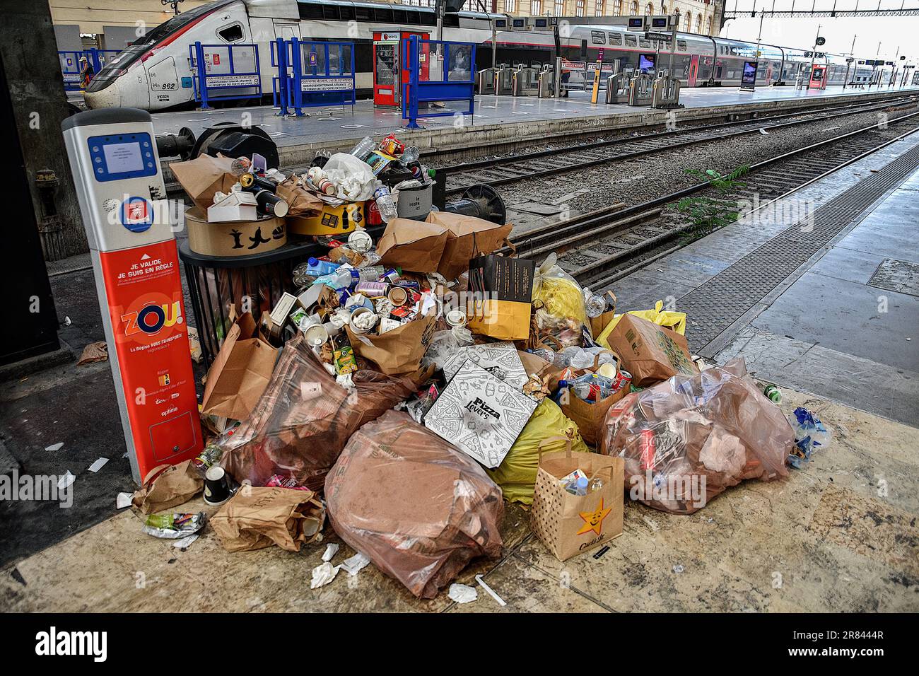 Abfälle, die aus Abfallbehältern in den Boden gelangen, werden während des Streiks von Reinigungsmitteln am Bahnhof Saint-Charles beobachtet. Seit dem 12. Juni 2023 streiken Reinigungskräfte nicht mehr im Bahnhof Marseille und in U-Bahn-Stationen. Die Mitarbeiter der Laser Company, Was die Sauberkeit des Bahnhofs Saint-Charles und der Metrostationen der Stadt sicherstellt, werfen sie der neuen Geschäftsleitung der Société Nationale des Chemins de fer Francoais (SNCF) vor, sie loswerden zu wollen, indem sie lieber Menschen in Reintegration oder in prekären Situationen mit niedrigen Löhnen bezahlen. Stockfoto