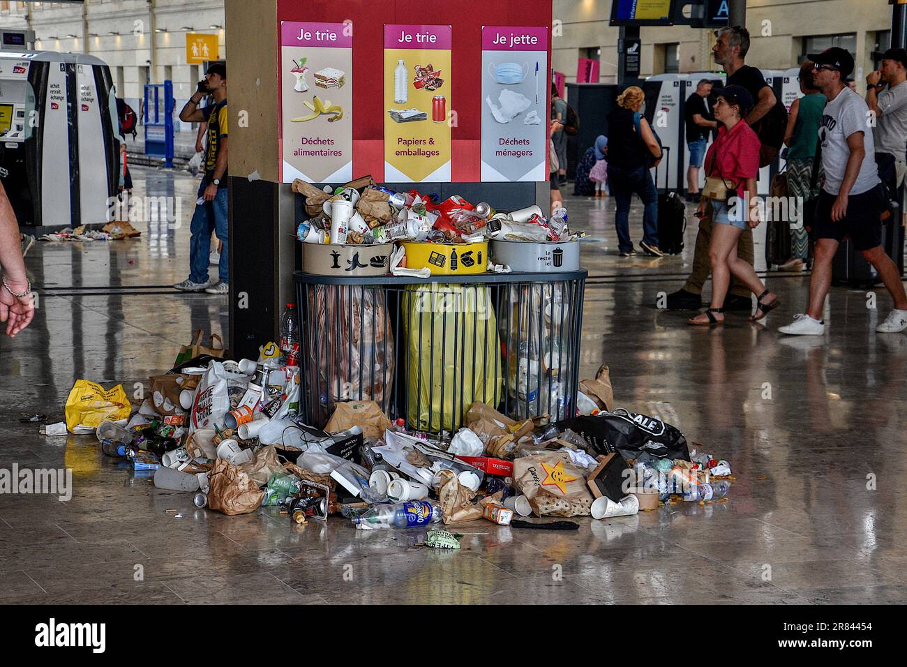 Abfälle, die aus Abfallbehältern in den Boden gelangen, werden während des Streiks von Reinigungsmitteln am Bahnhof Saint-Charles beobachtet. Seit dem 12. Juni 2023 streiken Reinigungskräfte nicht mehr im Bahnhof Marseille und in U-Bahn-Stationen. Die Mitarbeiter der Laser Company, Was die Sauberkeit des Bahnhofs Saint-Charles und der Metrostationen der Stadt sicherstellt, werfen sie der neuen Geschäftsleitung der Société Nationale des Chemins de fer Francoais (SNCF) vor, sie loswerden zu wollen, indem sie lieber Menschen in Reintegration oder in prekären Situationen mit niedrigen Löhnen bezahlen. Stockfoto
