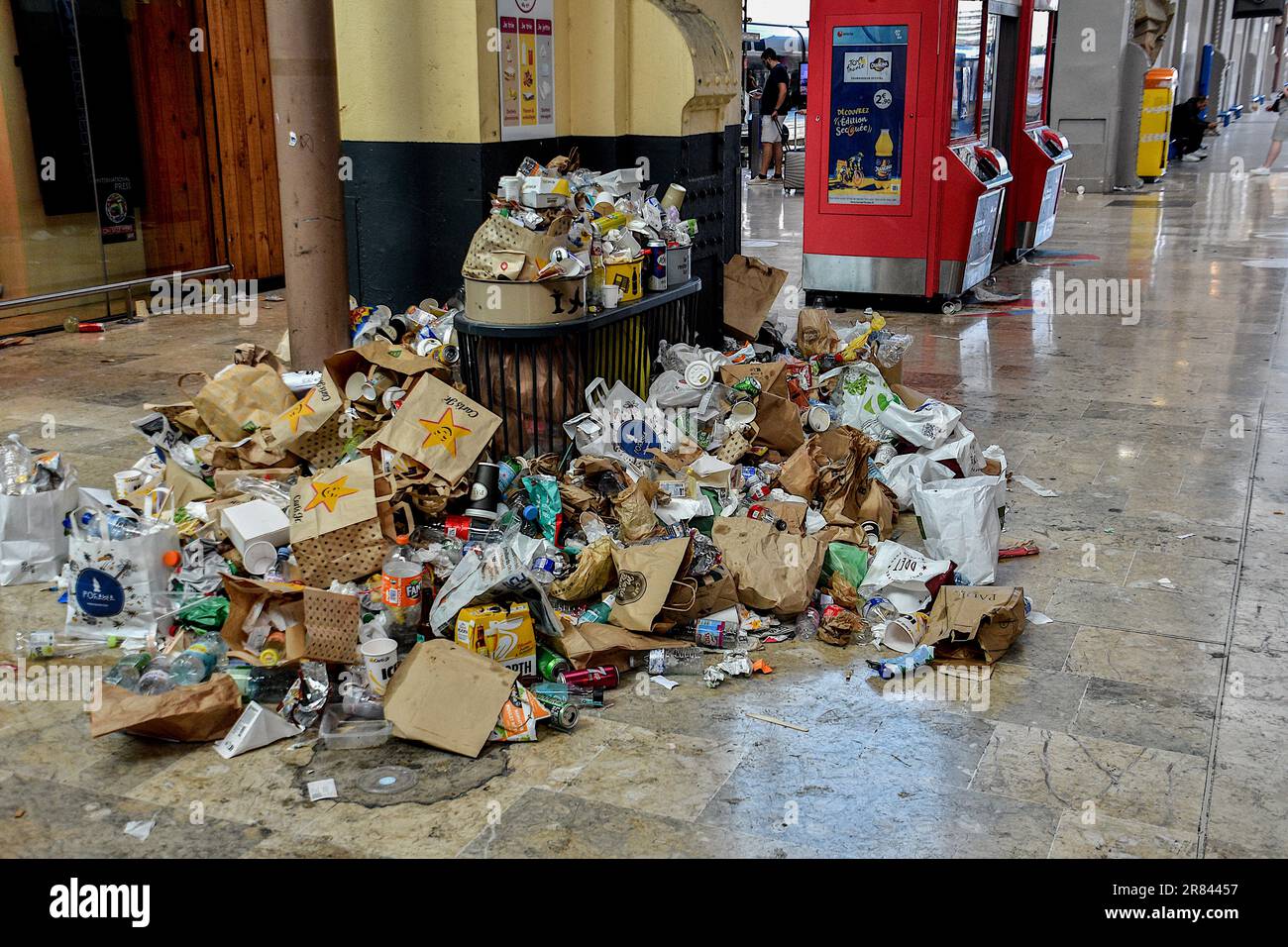 Abfälle, die aus Abfallbehältern in den Boden gelangen, werden während des Streiks von Reinigungsmitteln am Bahnhof Saint-Charles beobachtet. Seit dem 12. Juni 2023 streiken Reinigungskräfte nicht mehr im Bahnhof Marseille und in U-Bahn-Stationen. Die Mitarbeiter der Laser Company, Was die Sauberkeit des Bahnhofs Saint-Charles und der Metrostationen der Stadt sicherstellt, werfen sie der neuen Geschäftsleitung der Société Nationale des Chemins de fer Francoais (SNCF) vor, sie loswerden zu wollen, indem sie lieber Menschen in Reintegration oder in prekären Situationen mit niedrigen Löhnen bezahlen. Stockfoto