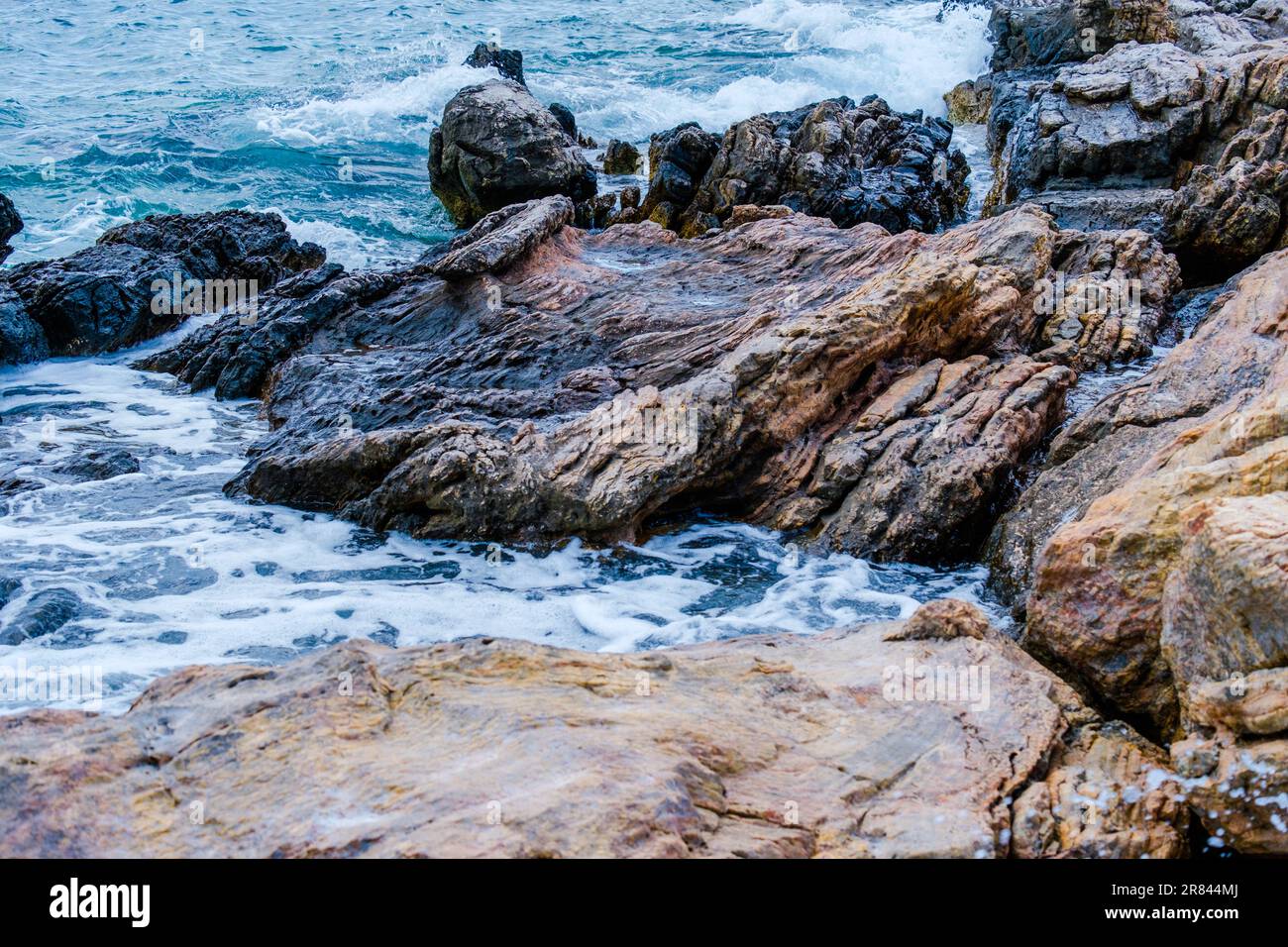 Felsige Küste vor der Küste mit blauem Meer, Felsformationen, Griechenland Stockfoto