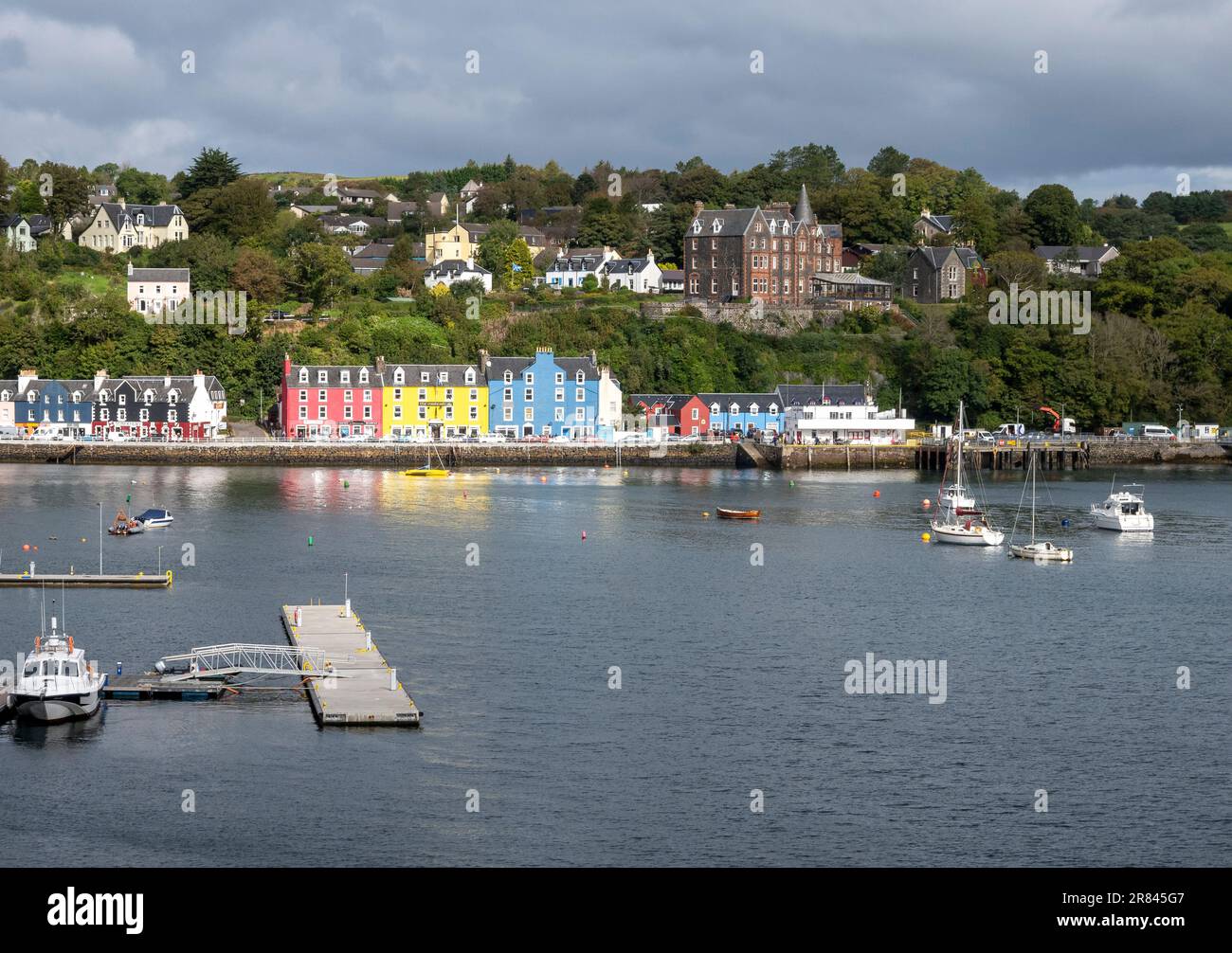 Die bunten Häuser an der Hafenfront von Tobermory auf der Insel Mull Stockfoto