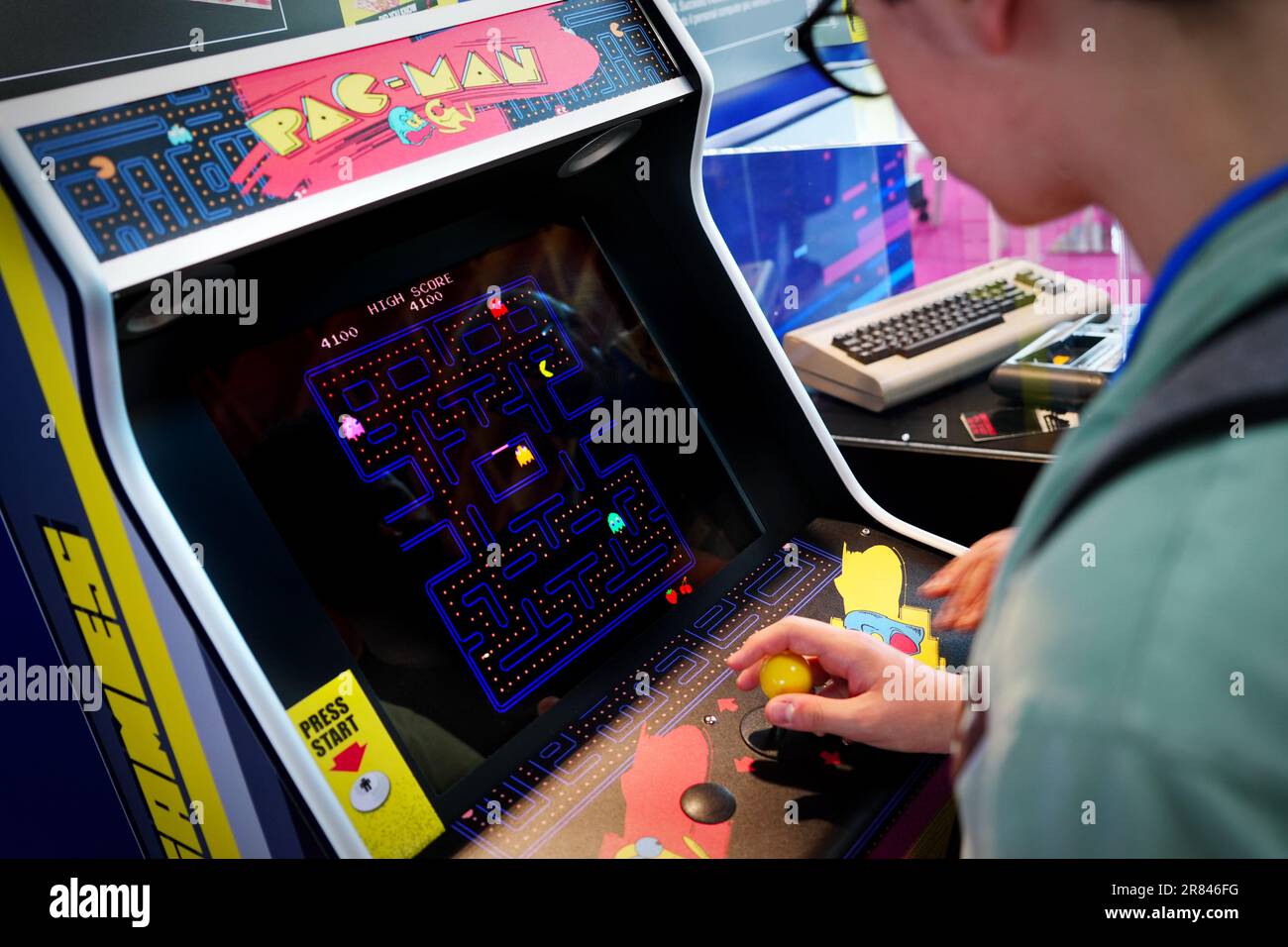 Rimini, Italien - 15. Juni 2023 : ein Spielzimmer mit der historischen Pac-man-Spielkonsole Stockfoto