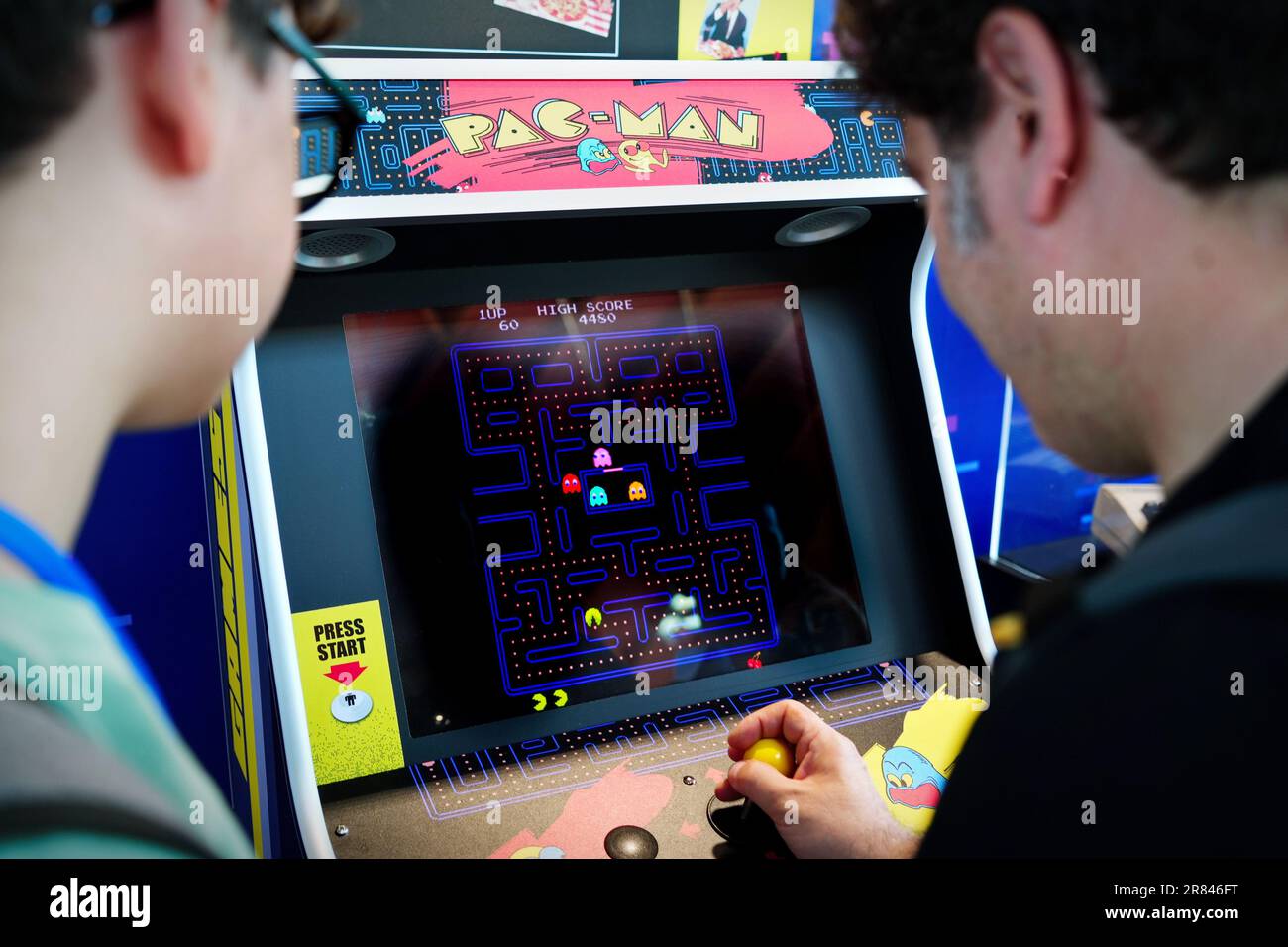 Rimini, Italien - 15. Juni 2023 : ein Spielzimmer mit der historischen Pac-man-Spielkonsole Stockfoto
