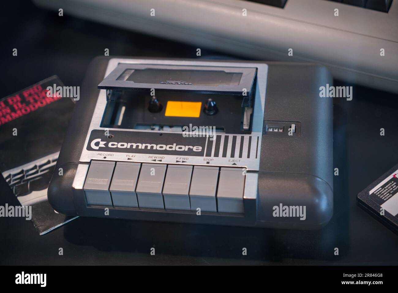 Rimini, Italien, Juni 2023: Eine klassische Konsole Commodore 64 mit einer alten Kassette, um ein Videospiel zu spielen. Stockfoto