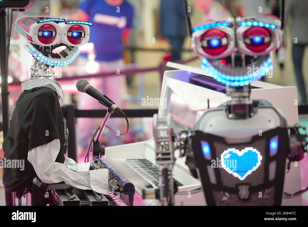 Rimini, Italien - 15. Juni 2023 : Robots-Star in einer innovativen Musical-Show, geschrieben von einer künstlichen Intelligenz für eine Vision der Zukunft von Entertai Stockfoto