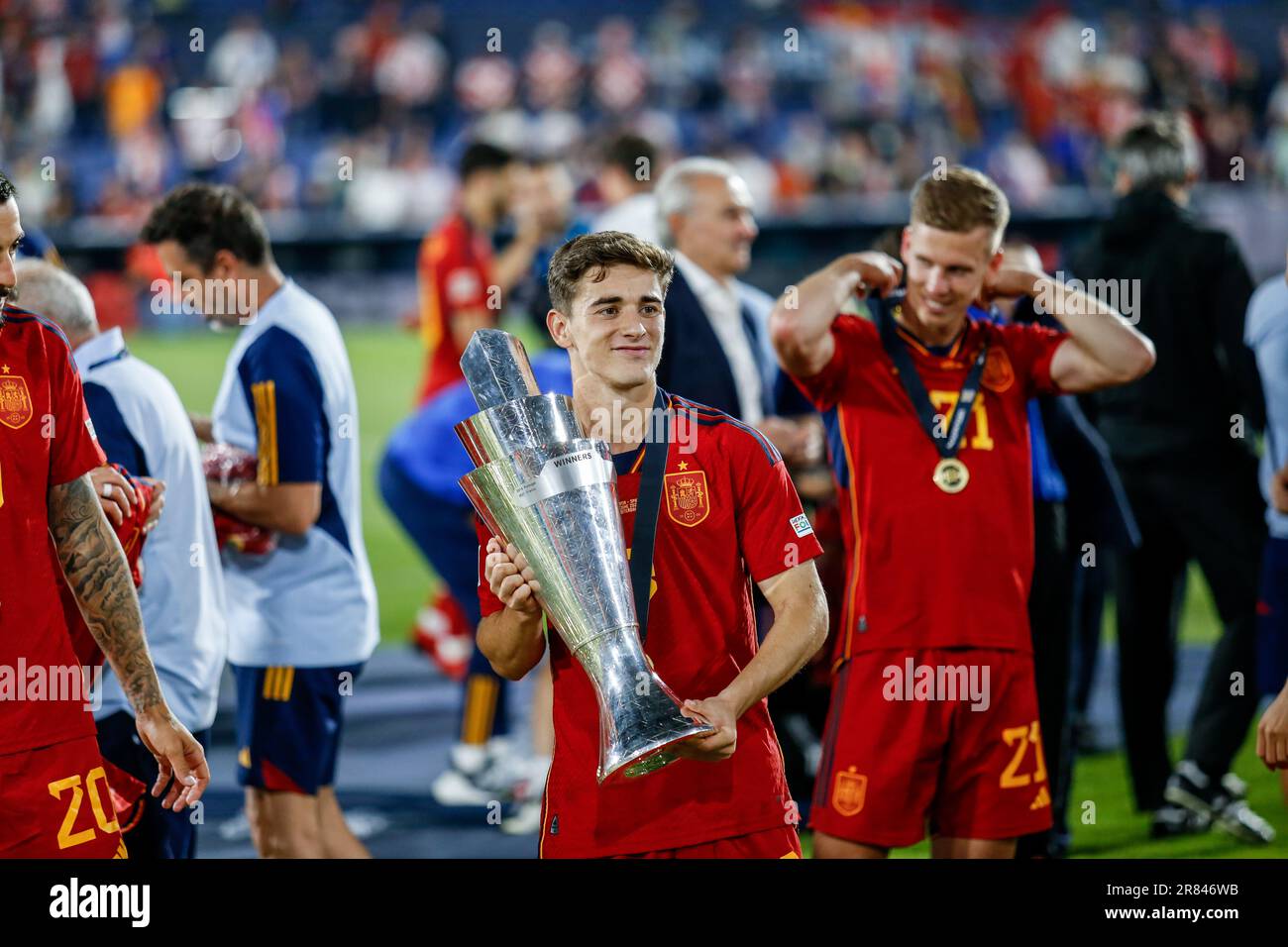 Rotterdam, Niederlande. 19. Juni 2023. Pablo Martín Páez Gavira, bekannt als Gavi von Spanien, feiert mit der Trophäe am Ende des Finalspiels der UEFA Nations League 2022/23 zwischen Kroatien und Spanien in De Kuip. (Endergebnisse: Spanien 5-4 Kroatien) Guthaben: SOPA Images Limited/Alamy Live News Stockfoto