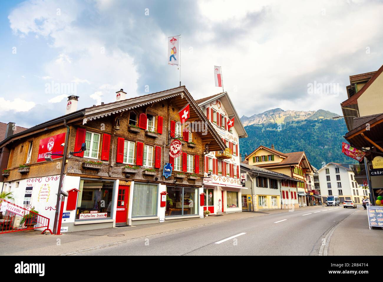 Restaurants in traditionellen Schweizer Häusern entlang der Hauptstraße, Matten bei Interlaken, Schweiz Stockfoto