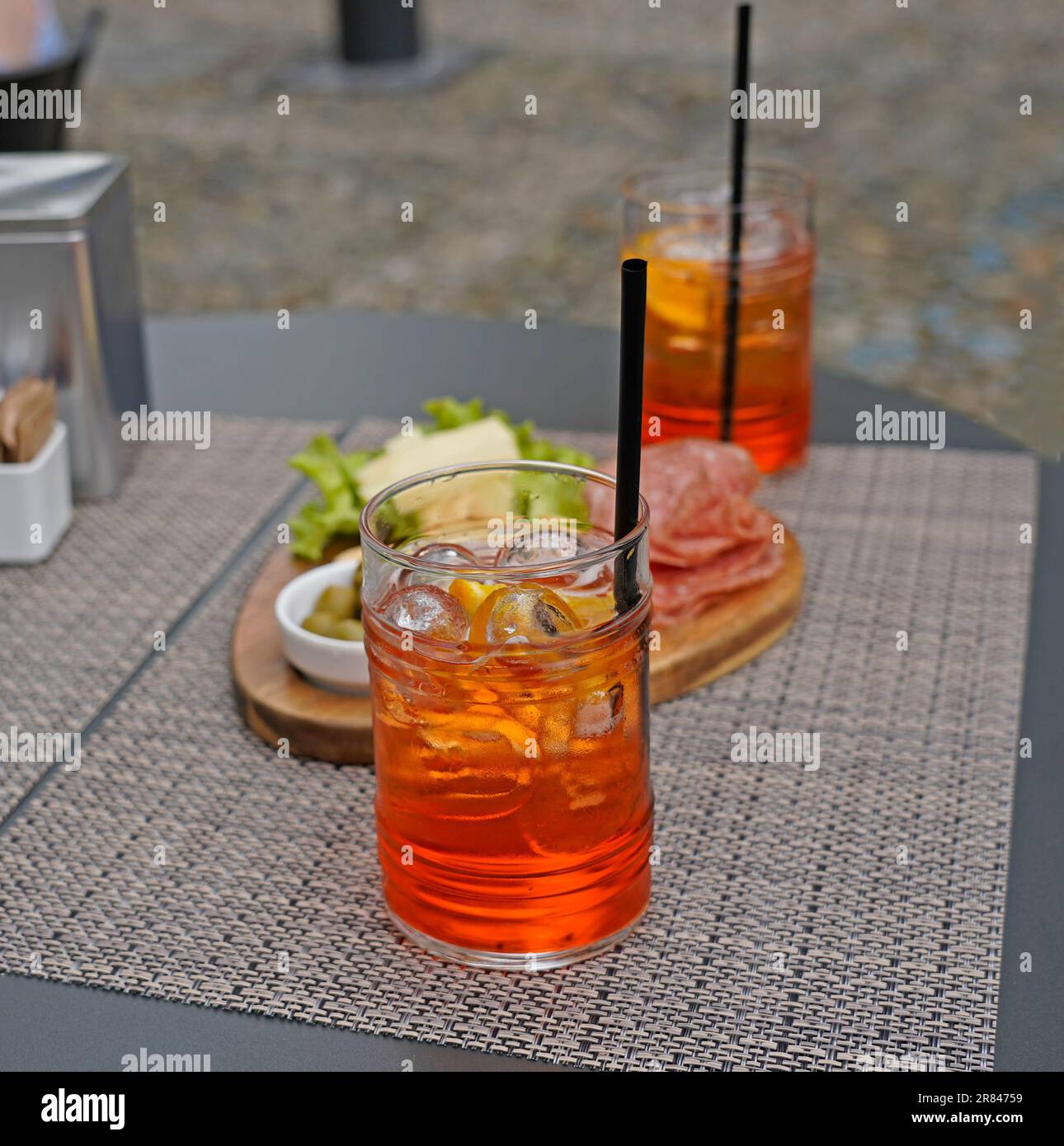Zwei Gläser Aperol Spritz und ein paar Snacks auf dem Tisch, Bellagio, Italien Stockfoto