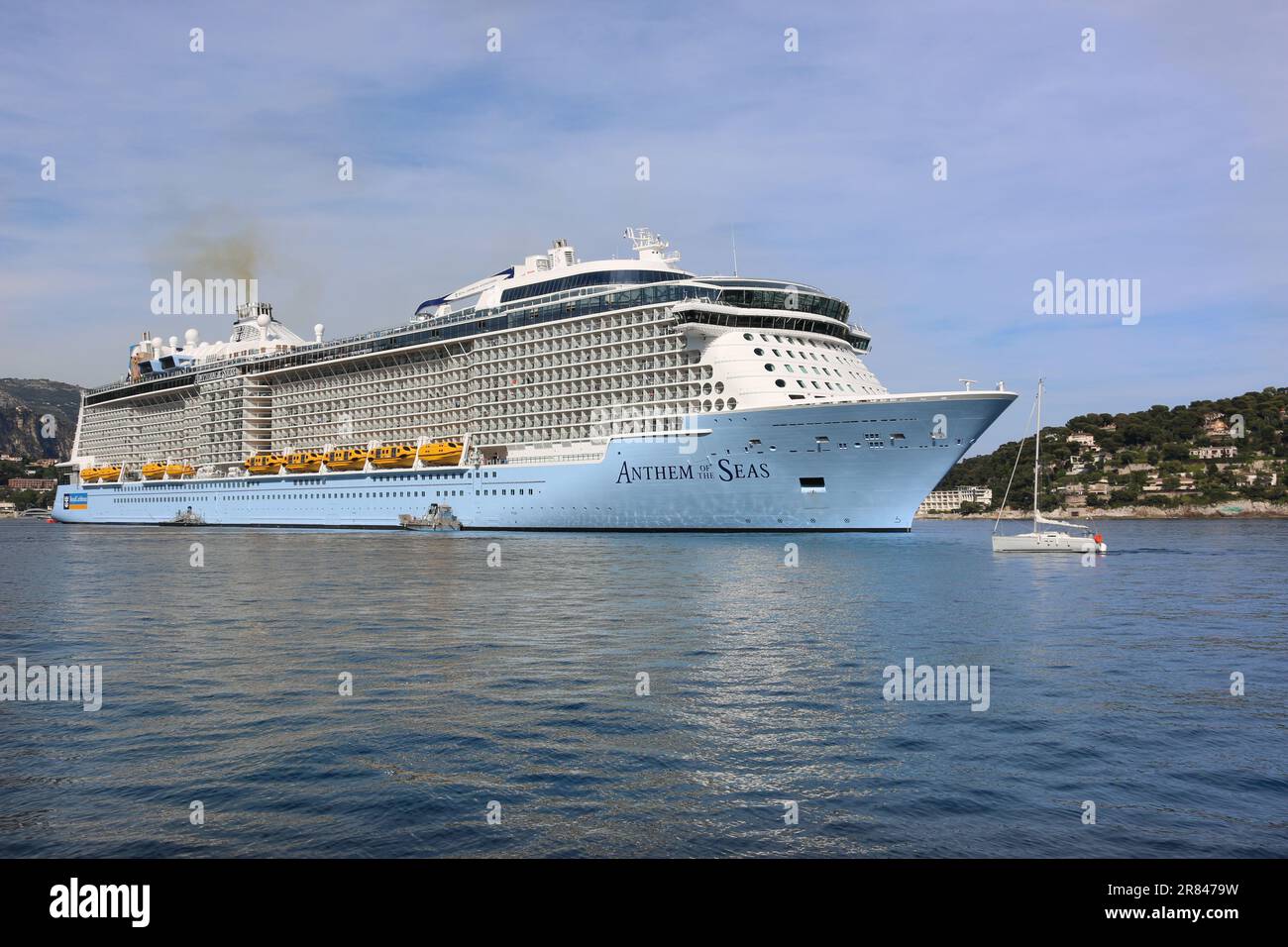 Royal Caribbean Cruises' HYMNE DER MEERE, 2024 größtes Kreuzfahrtschiff im Hafen der französischen Riviera Villefranche sur Mer, wird in Singapur neu positioniert Stockfoto