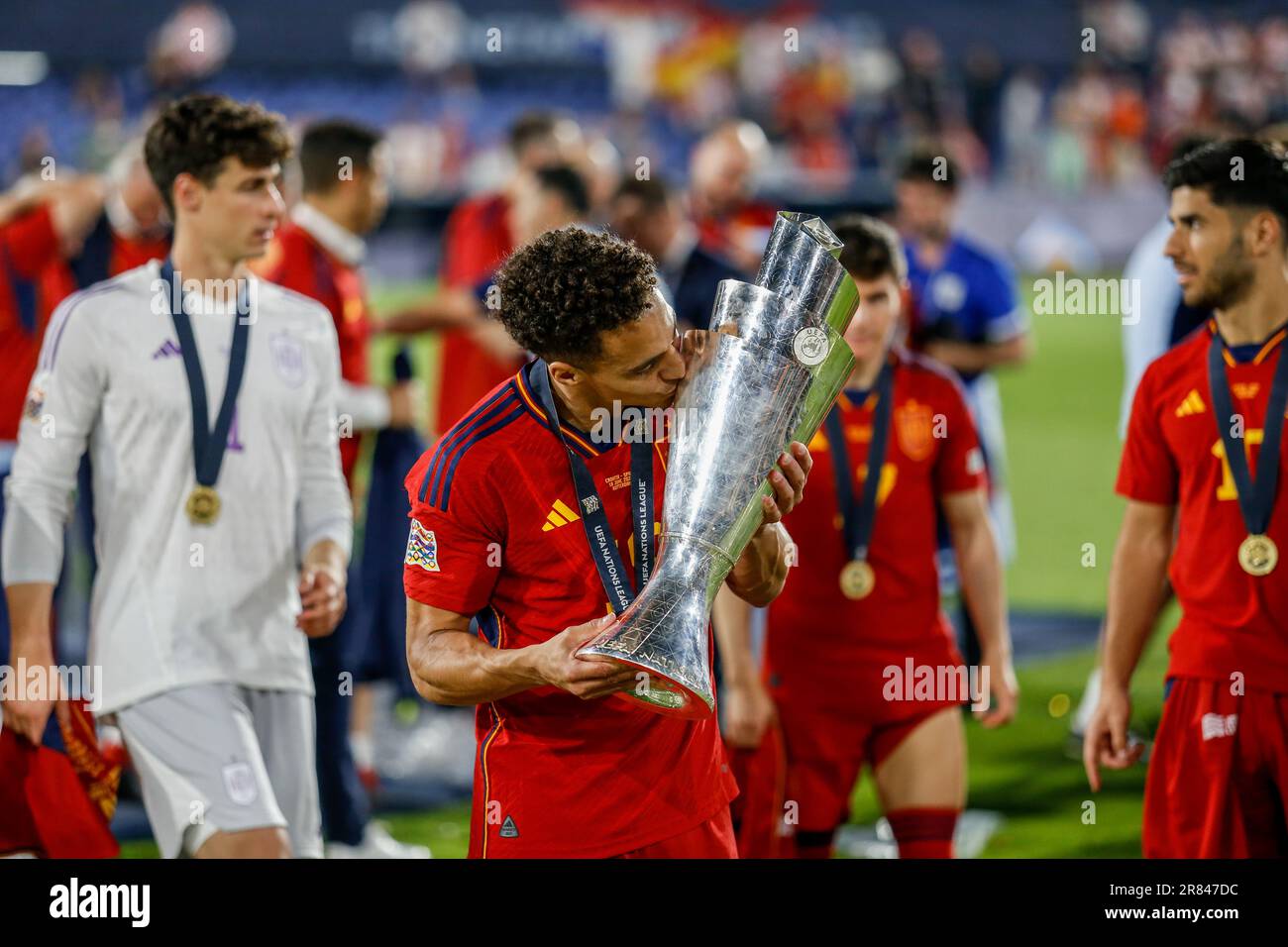 Rodrigo von Spanien küsst nach dem Finalspiel der UEFA Nations League  2022/23 zwischen Kroatien und Spanien in De Kuip die Trophäe der UEFA Nations  League. (Endergebnisse: Spanien 5-4 Kroatien) (Foto: Mohammad Javad
