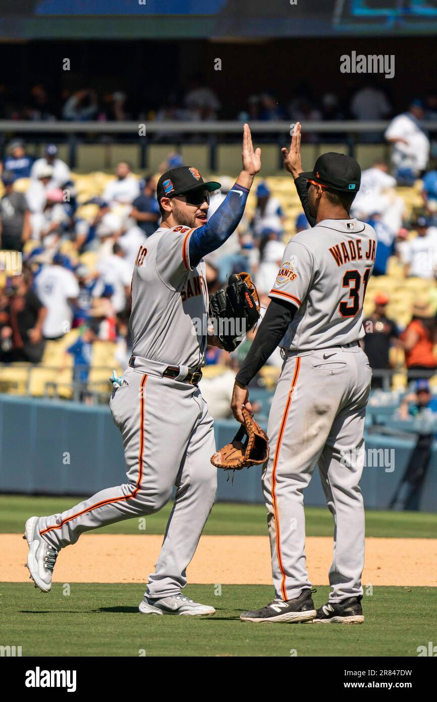 Der Rechtsfeldspieler Michael Conforto (8) der San Francisco Giants feiert einen Sieg mit dem ersten Baseman LaMonte Wade Jr. (31) der San Francisco Giants während eines ML Stockfoto