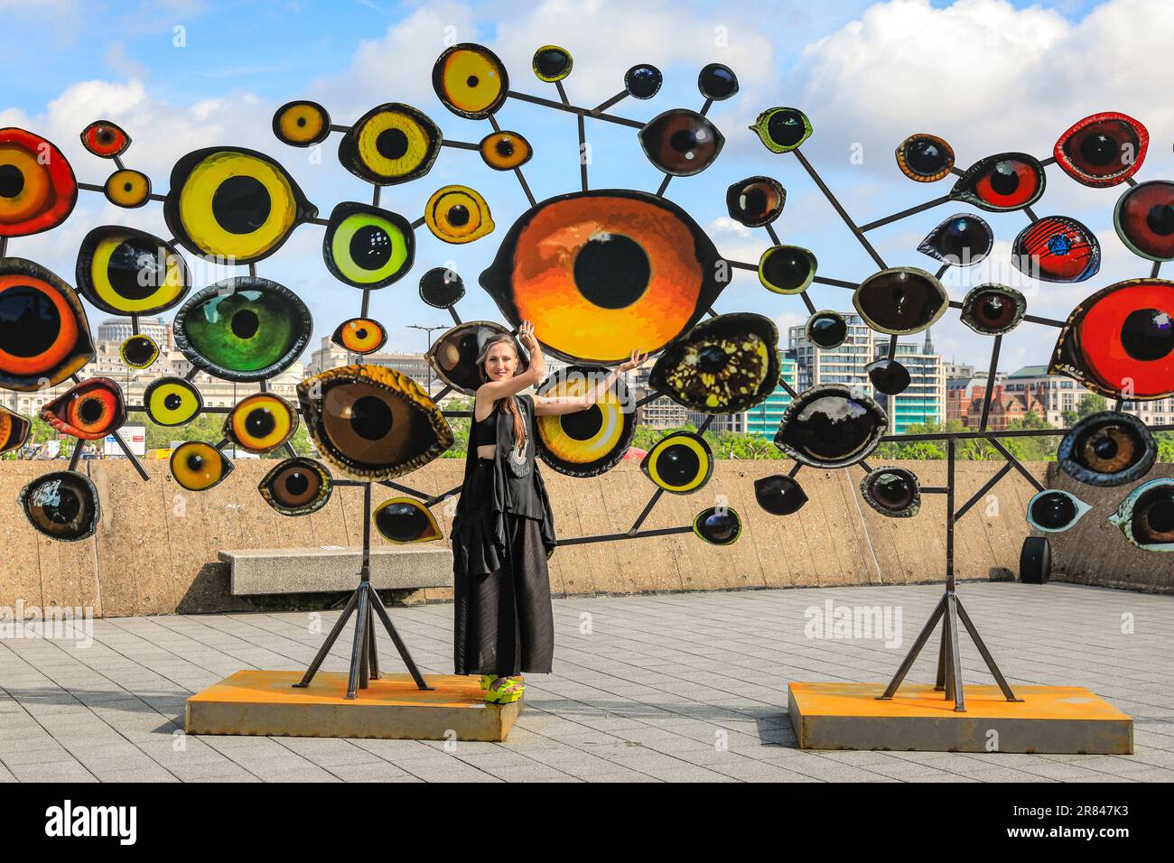 London, Großbritannien. 19. Juni 2023. Die Künstlerin Jenny Kendler verleiht ihrer farbenfrohen Installation „Birds Watching III“ (2018) auf dem Dach der Hayward Gallery zusammen mit einem Wissenschaftler der Zoological Society of London (ZSL) den letzten Schliff. "Liebe Erde: Kunst und Hoffnung in Krisenzeiten" zeigt die Arbeit von 15 Künstlern, die die wechselseitige Abhängigkeit von Ökologien und Ökosystemen sowie unsere emotionale Verbindung mit der Natur erforschen. Die Ausstellung findet ab dem 21. Juni in der Hayward Gallery statt. Kredit: Imageplotter/Alamy Live News Stockfoto