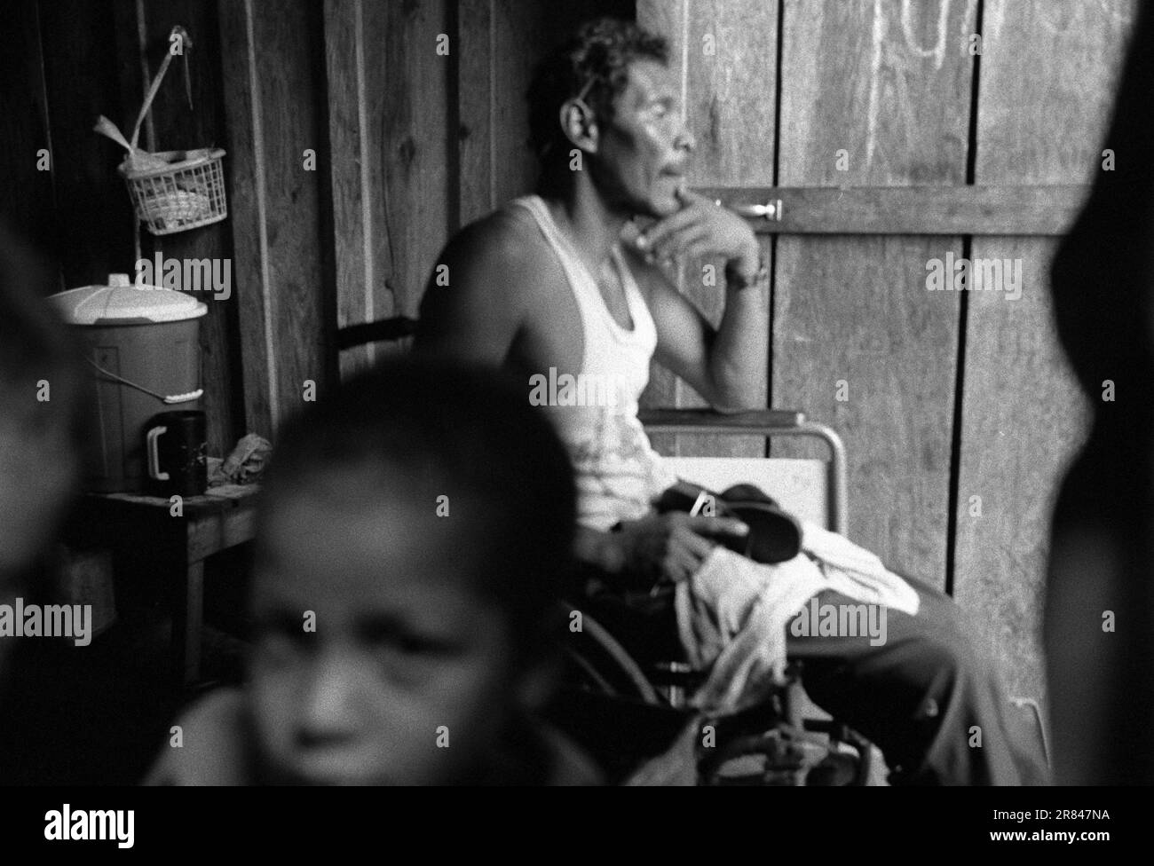 Ein ehemaliger Hummertaucher, der nach der Dekompressionskrankheit jetzt arbeitsunfähig geworden ist, sitzt in einem Rollstuhl in Honduras. Stockfoto