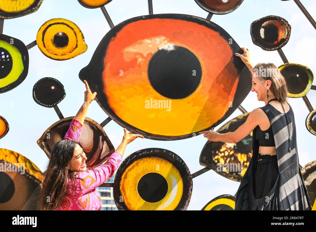 London, Großbritannien. 19. Juni 2023. Die Künstlerin Jenny Kendler verleiht ihrer farbenfrohen Installation „Birds Watching III“ (2018) auf dem Dach der Hayward Gallery zusammen mit einem Wissenschaftler der Zoological Society of London (ZSL) den letzten Schliff. "Liebe Erde: Kunst und Hoffnung in Krisenzeiten" zeigt die Arbeit von 15 Künstlern, die die wechselseitige Abhängigkeit von Ökologien und Ökosystemen sowie unsere emotionale Verbindung mit der Natur erforschen. Die Ausstellung findet ab dem 21. Juni in der Hayward Gallery statt. Kredit: Imageplotter/Alamy Live News Stockfoto