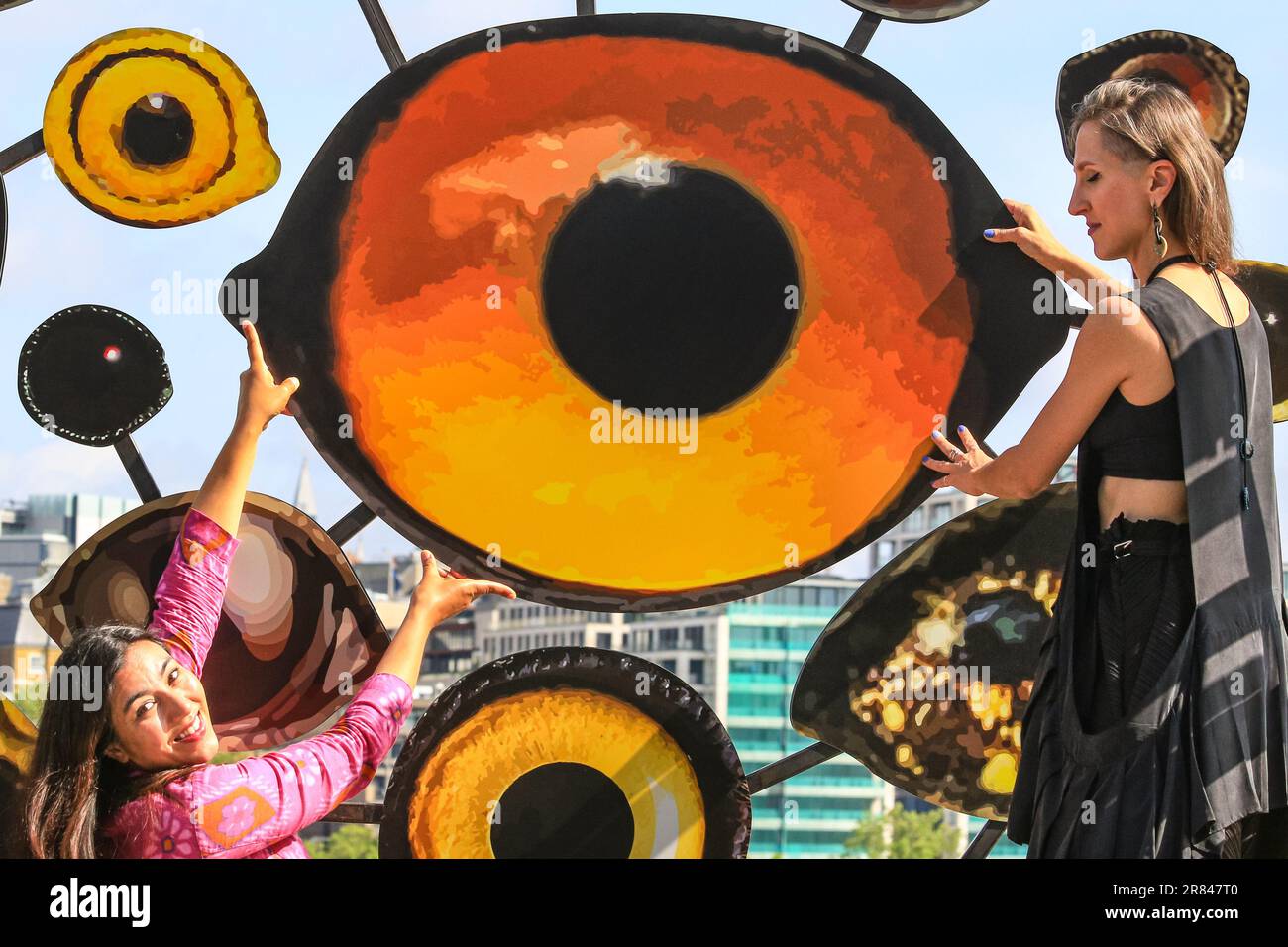 London, Großbritannien. 19. Juni 2023. Die Künstlerin Jenny Kendler verleiht ihrer farbenfrohen Installation „Birds Watching III“ (2018) auf dem Dach der Hayward Gallery zusammen mit einem Wissenschaftler der Zoological Society of London (ZSL) den letzten Schliff. "Liebe Erde: Kunst und Hoffnung in Krisenzeiten" zeigt die Arbeit von 15 Künstlern, die die wechselseitige Abhängigkeit von Ökologien und Ökosystemen sowie unsere emotionale Verbindung mit der Natur erforschen. Die Ausstellung findet ab dem 21. Juni in der Hayward Gallery statt. Kredit: Imageplotter/Alamy Live News Stockfoto