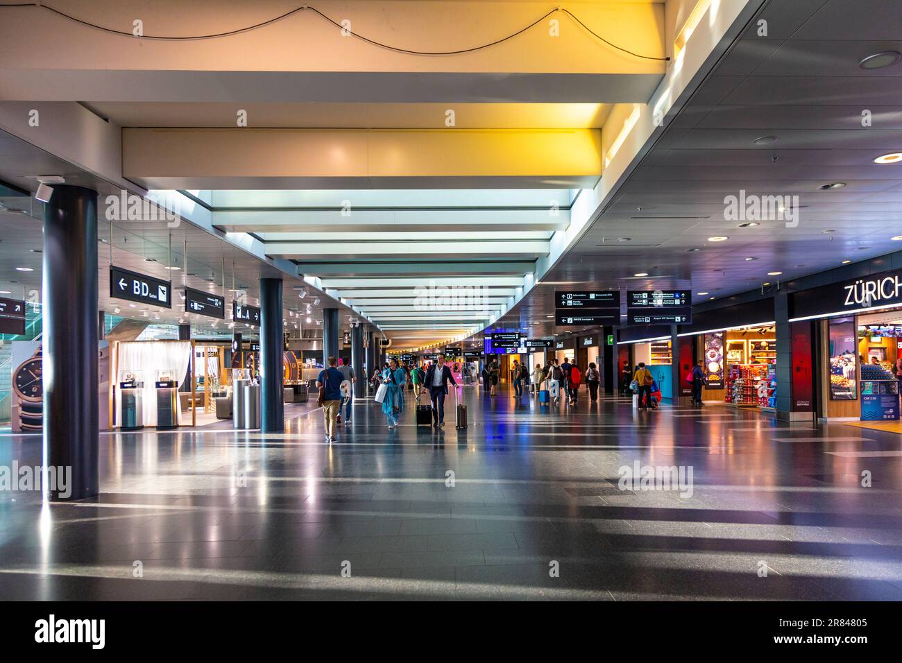 Einkaufen am Flughafen Zürich, Schweiz Stockfoto