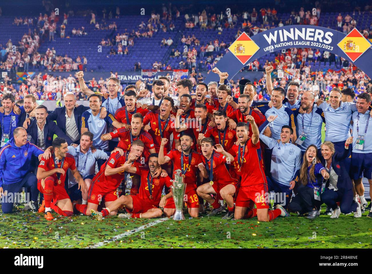 18-06-2023: Sport: Kroatie gegen Spanje ROTTERDAM, NIEDERLANDE - JUNI 18: Spieler Spaniens feiern den Sieg der Völkerliga mit dem Cup während des Stockfoto