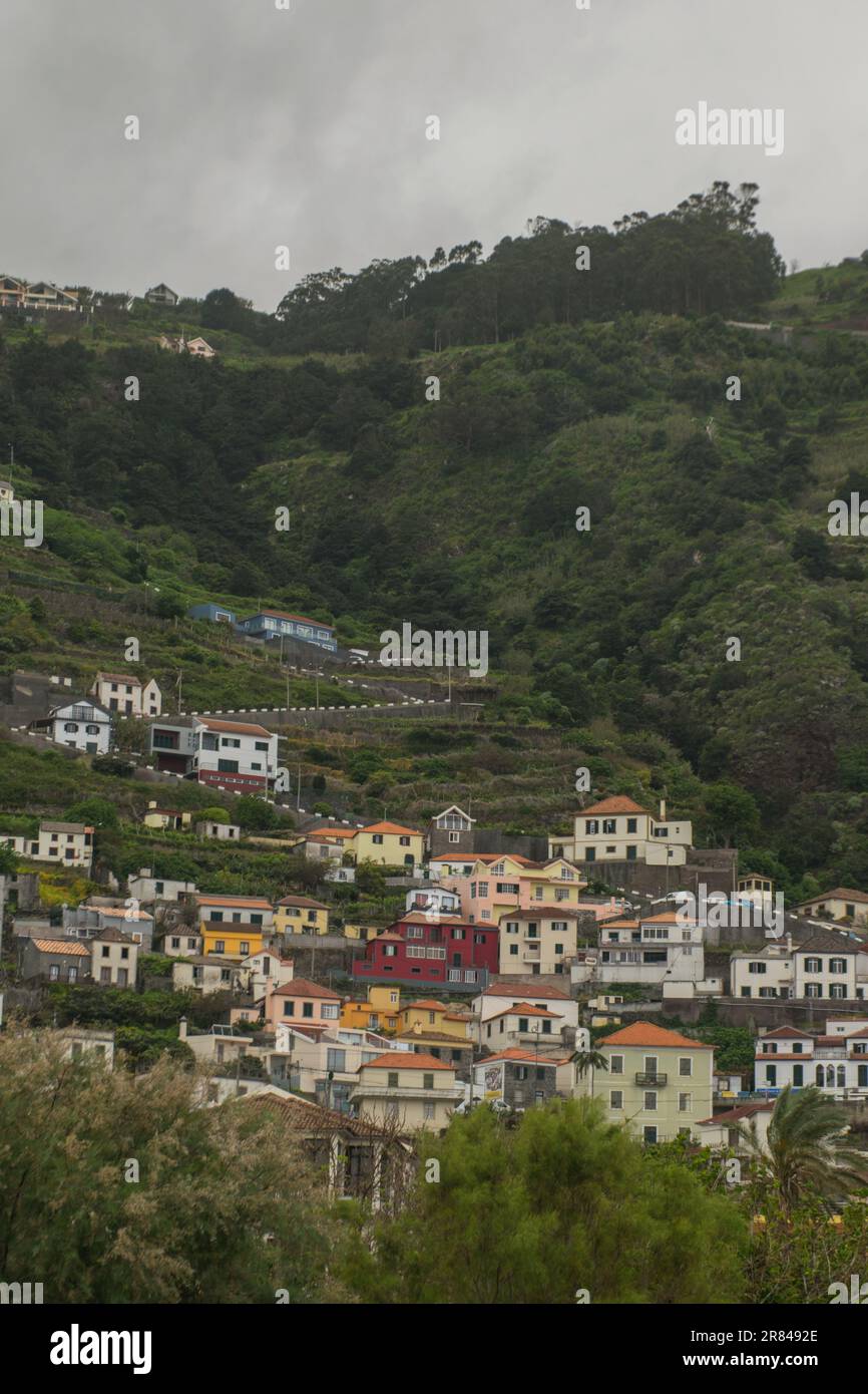 Verstreute Häuser am Berghang Stockfoto