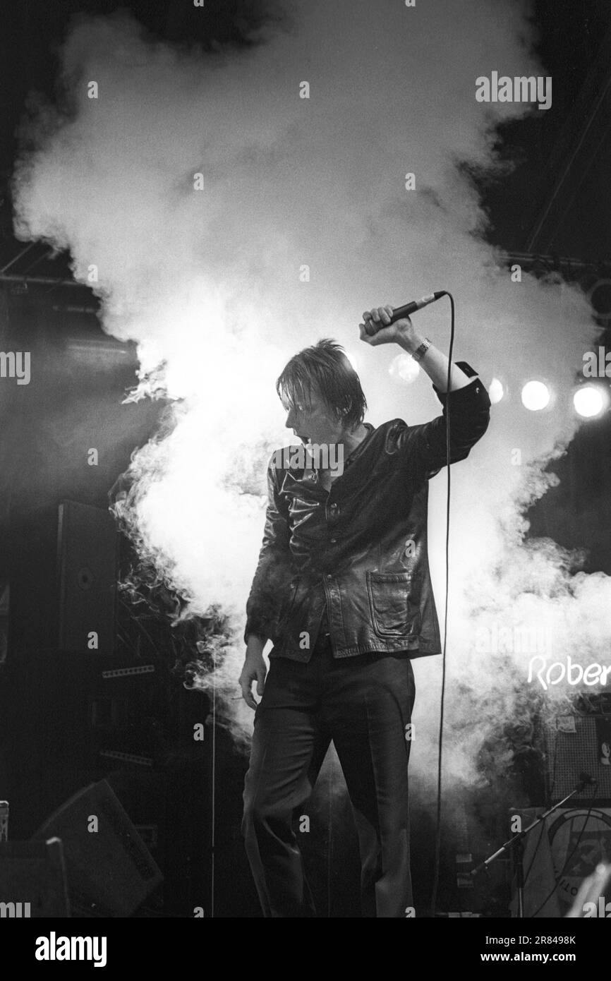 Nick Sanderson von Earl Brutus spielt am 22. August 1997 auf dem Reading Festival in Reading, Großbritannien. Foto: Rob Watkins Stockfoto