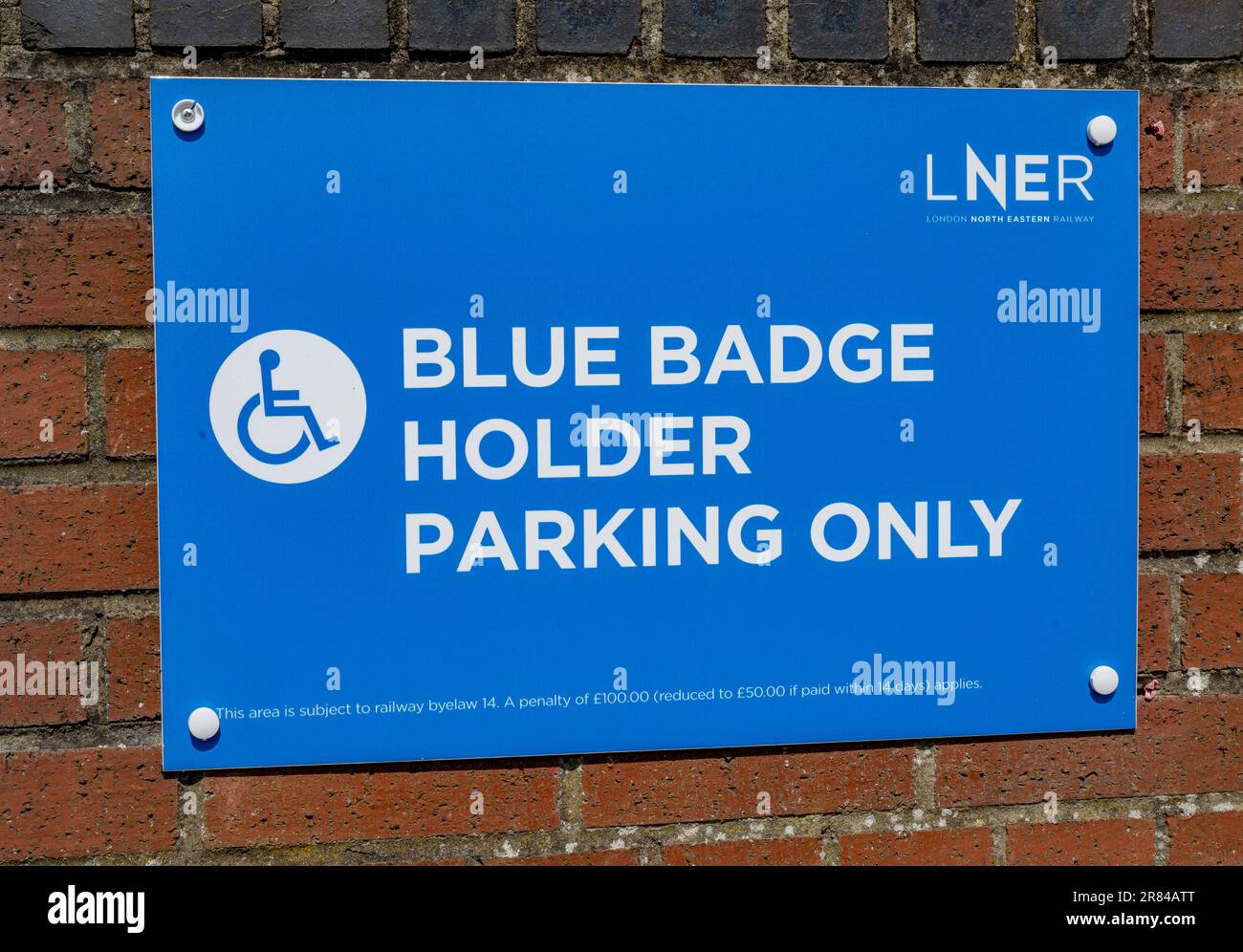 Bahnhof Grantham – auf dem Parkplatz steht ein Schild mit der Aufschrift Blue Badge Holder Parking only Stockfoto