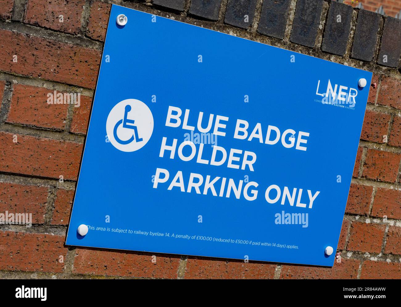 Bahnhof Grantham – auf dem Parkplatz steht ein Schild mit der Aufschrift Blue Badge Holder Parking only Stockfoto