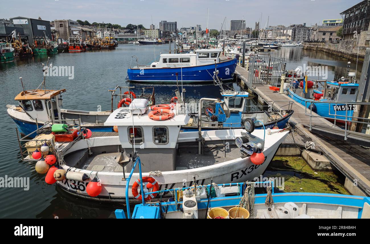 Plymouth Sutton Harbour, der Fischmarkt mit Fischerbooten und kleineren Handwerkern im Vordergrund, in der Ferne der Barbican Stockfoto