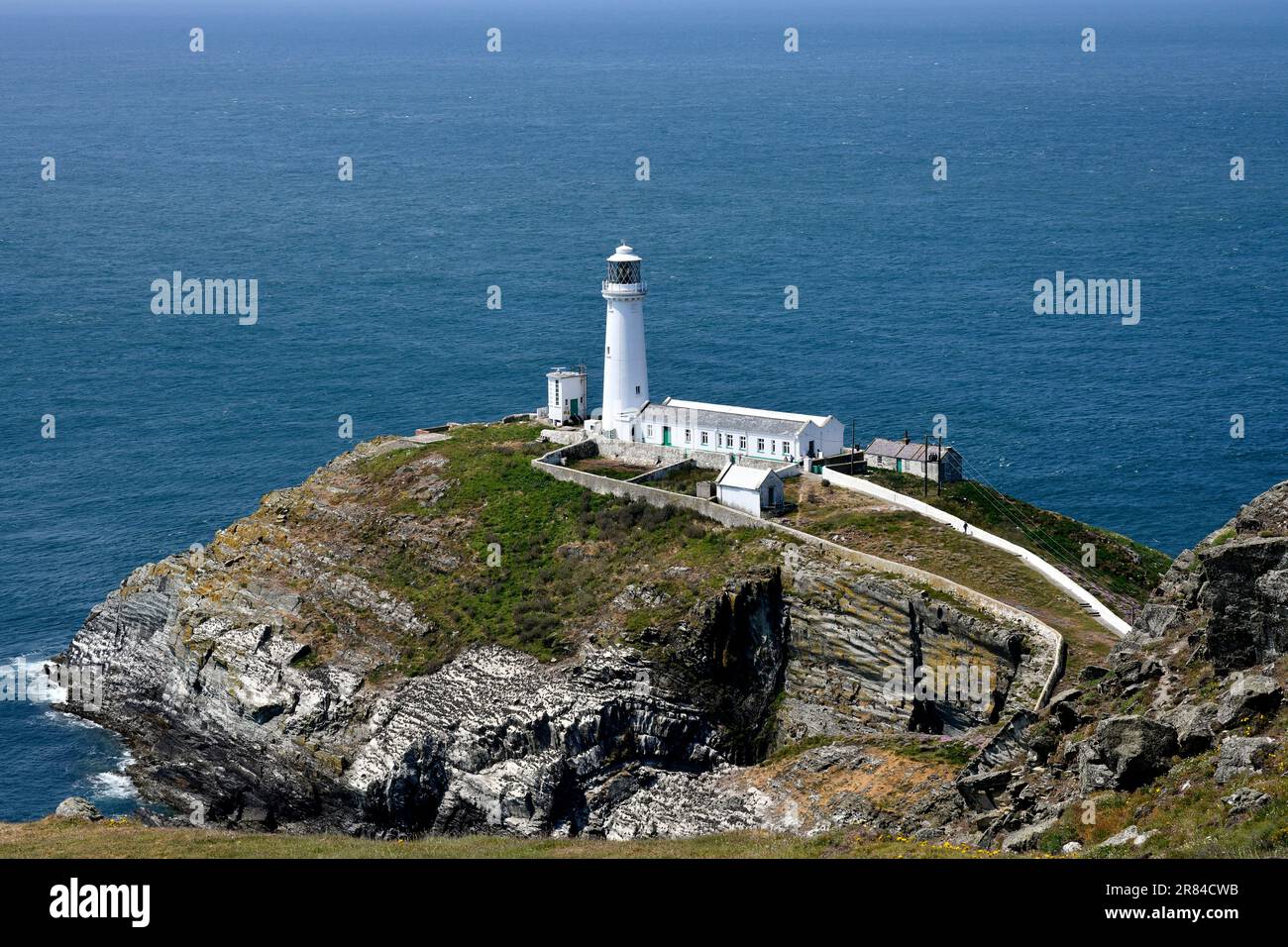 Der South Stack Lighthouse wurde auf der kleinen Insel vor der Nordwestküste von Holy Island, Anglesey, Wales, erbaut. Es wurde 1809 gebaut, um Schiffe vor dem Tod zu warnen Stockfoto