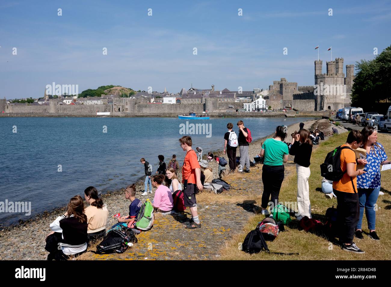 Schülerinnen und Schüler am Caernarfon Castle in Gwynedd, Wales, Großbritannien, gehört zum UNESCO-Weltkulturerbe. Stockfoto