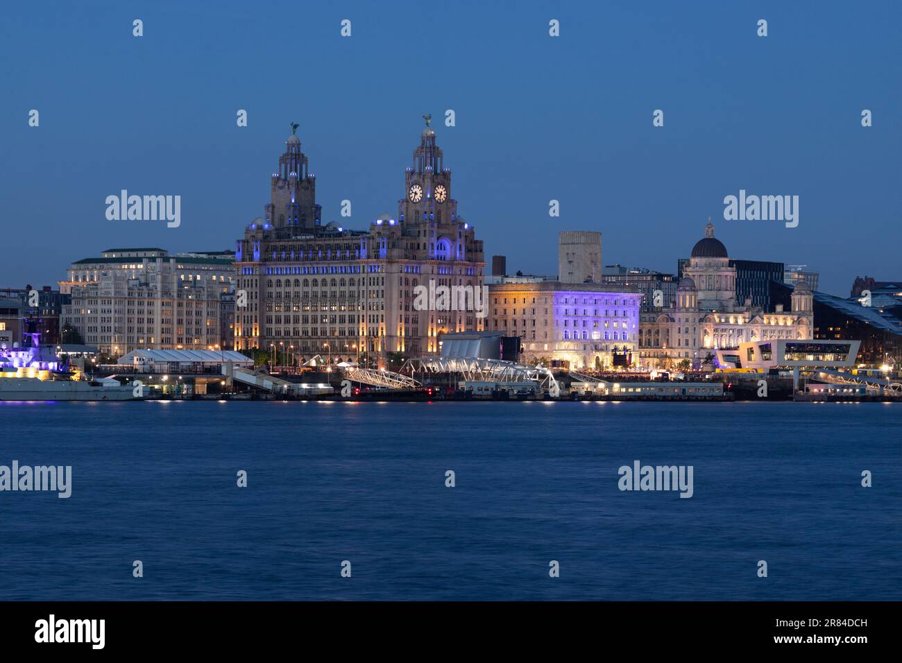 Das Liver Building bei Nacht, Liverpool, Merseyside Stockfoto